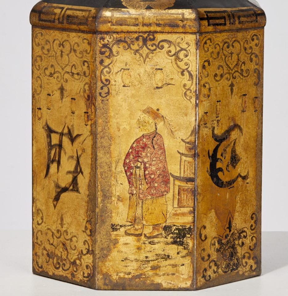 Anglais Ancienne boîte à thé anglaise en tôle avec décoration de chinoiserie noire et or en vente