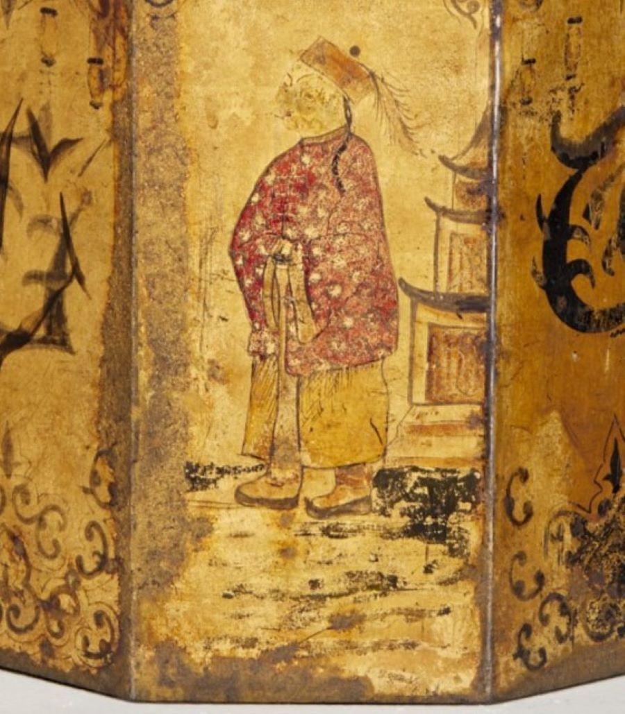 Peint à la main Ancienne boîte à thé anglaise en tôle avec décoration de chinoiserie noire et or en vente