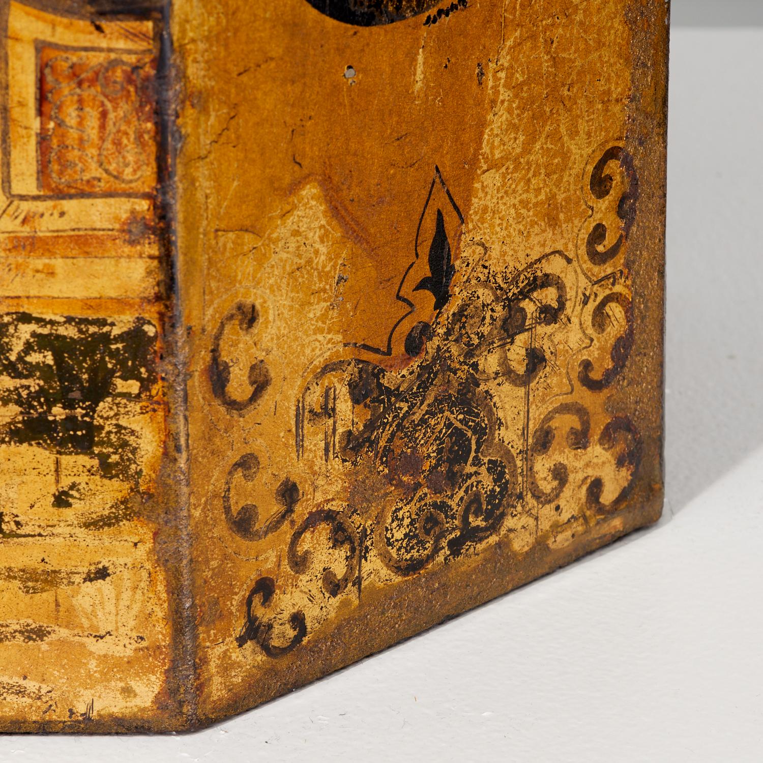 Fin du XIXe siècle Ancienne boîte à thé anglaise en tôle avec décoration de chinoiserie noire et or en vente
