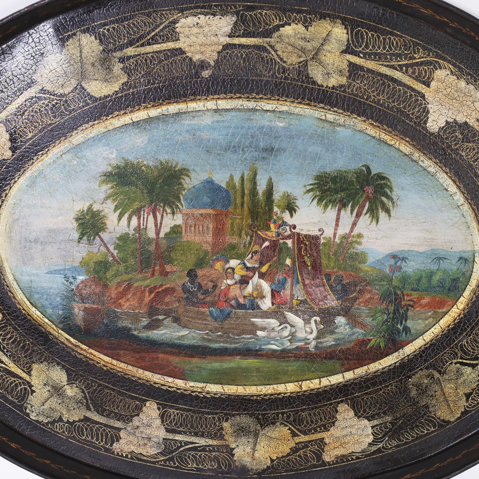 Ovales englisches Tablett aus dem 19. Jahrhundert mit zwei ausgeschnittenen Griffen und einem farbenfrohen orientalischen Ölgemälde mit Figuren in einer Bootsarchitektur und einer tropischen Umgebung in einem Rahmen aus Blättern und Ranken. 