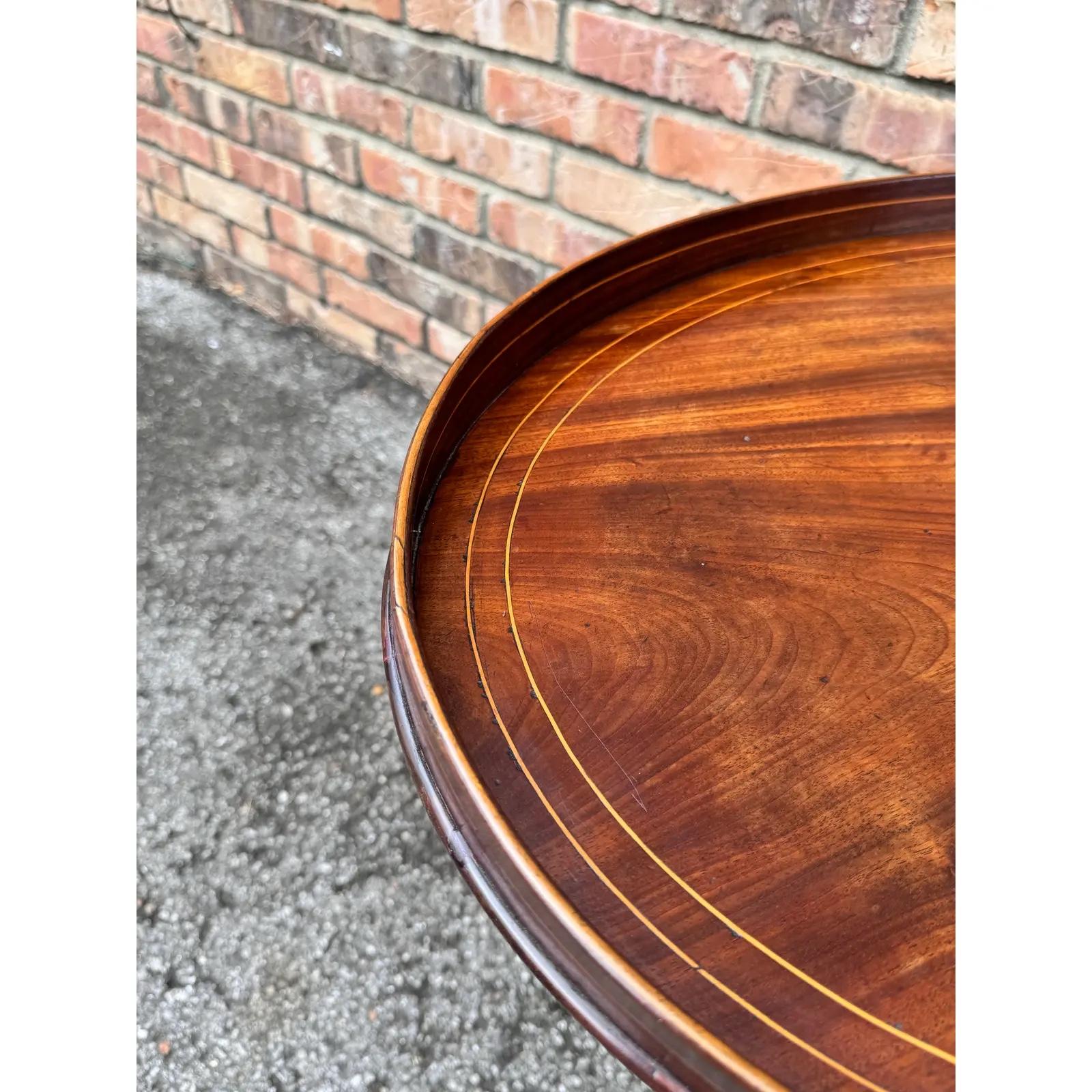 Il s'agit d'une table à plateau ovale très particulière, puisqu'elle est à la hauteur de la chaise et non à la hauteur du pied. Cet article est en excellent état, avec une belle couleur de bois et de multiples incrustations en bois de satin.