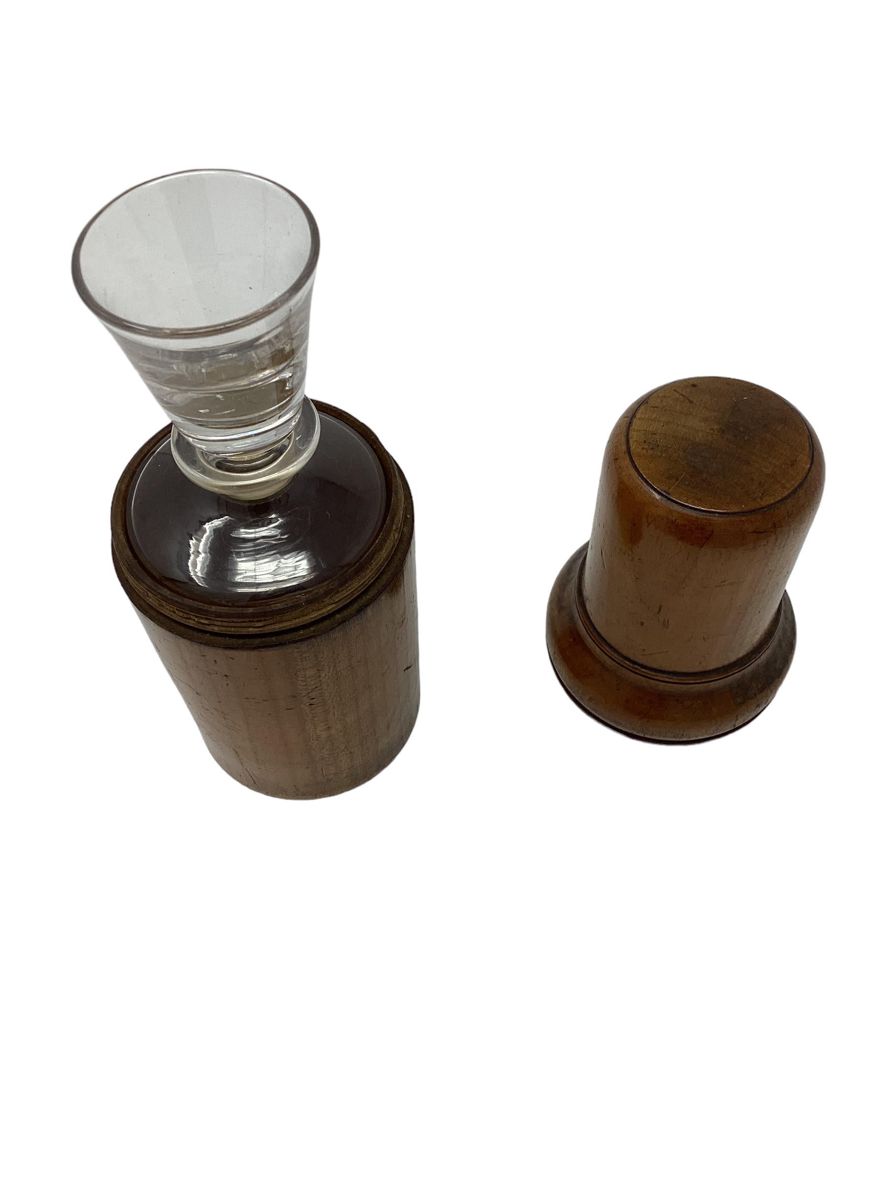 Antike englische Treenware-Flask oder -Flasche mit Schussglas  (Holz) im Angebot