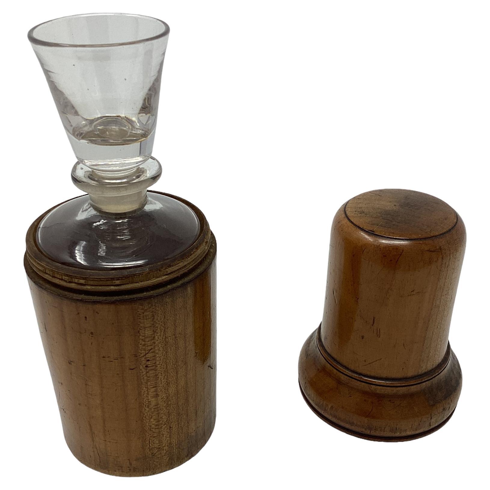Flacon ou bouteille en faïence anglaise ancienne avec verre à pied 