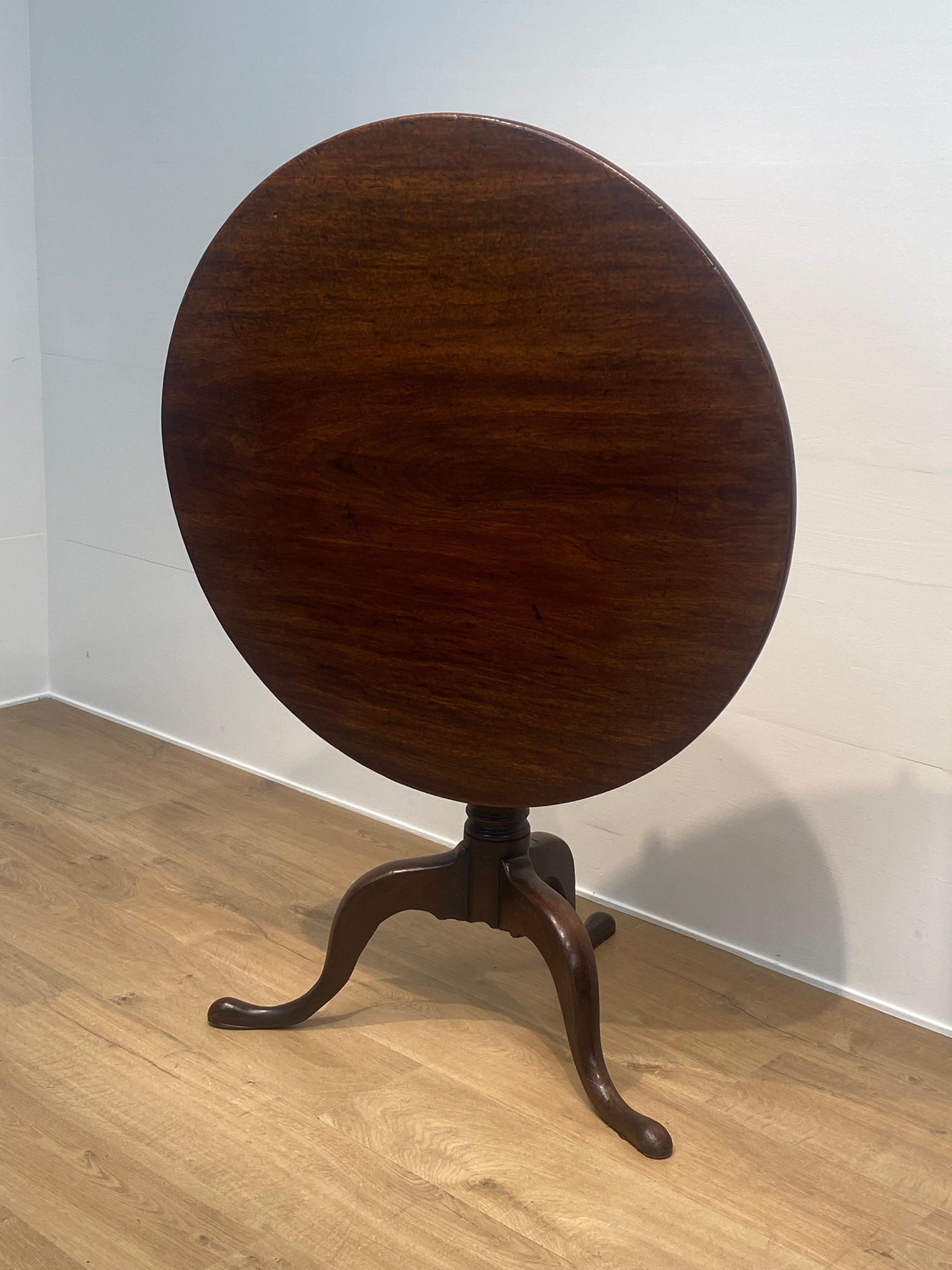 A typical,antique English Tripod-Table in Mahogany Wood,
great shine and patina of the polished Mahogany Wood,
mint condition,
the perfect side- or center table, to be used for different purposes,
very decorative and practical piece of furniture