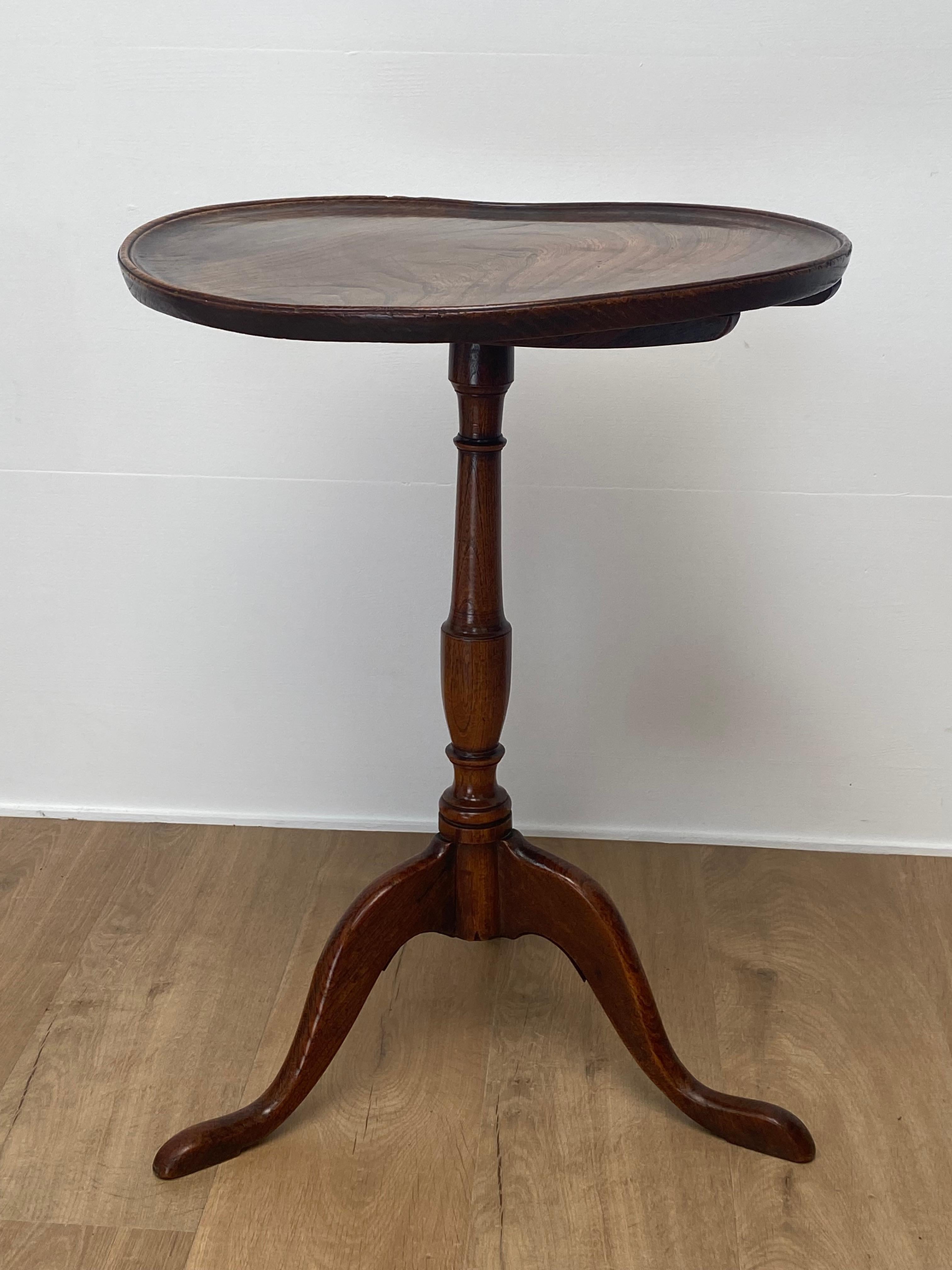 Antique , English Tripod Table in Elm Wood In Good Condition For Sale In Schellebelle, BE