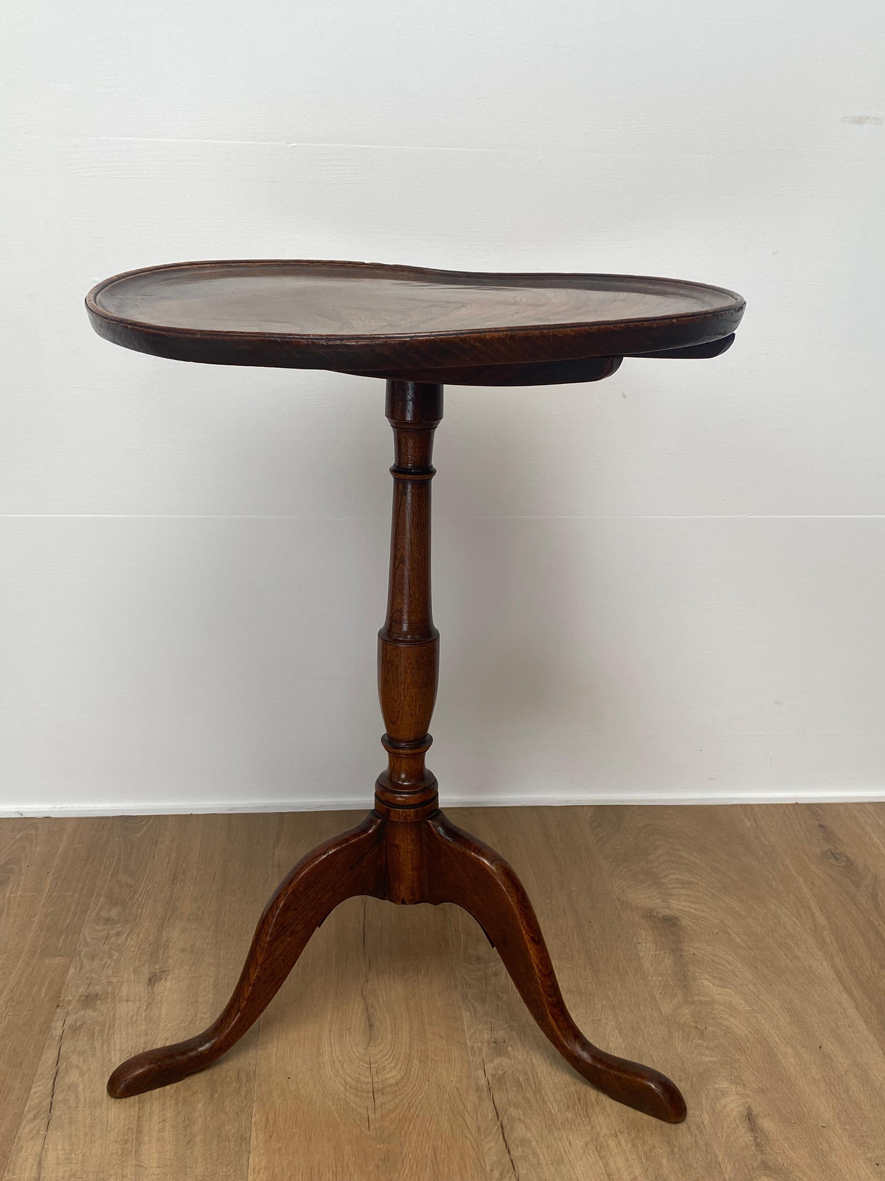 Antique , English Tripod Table in Elm Wood For Sale 2