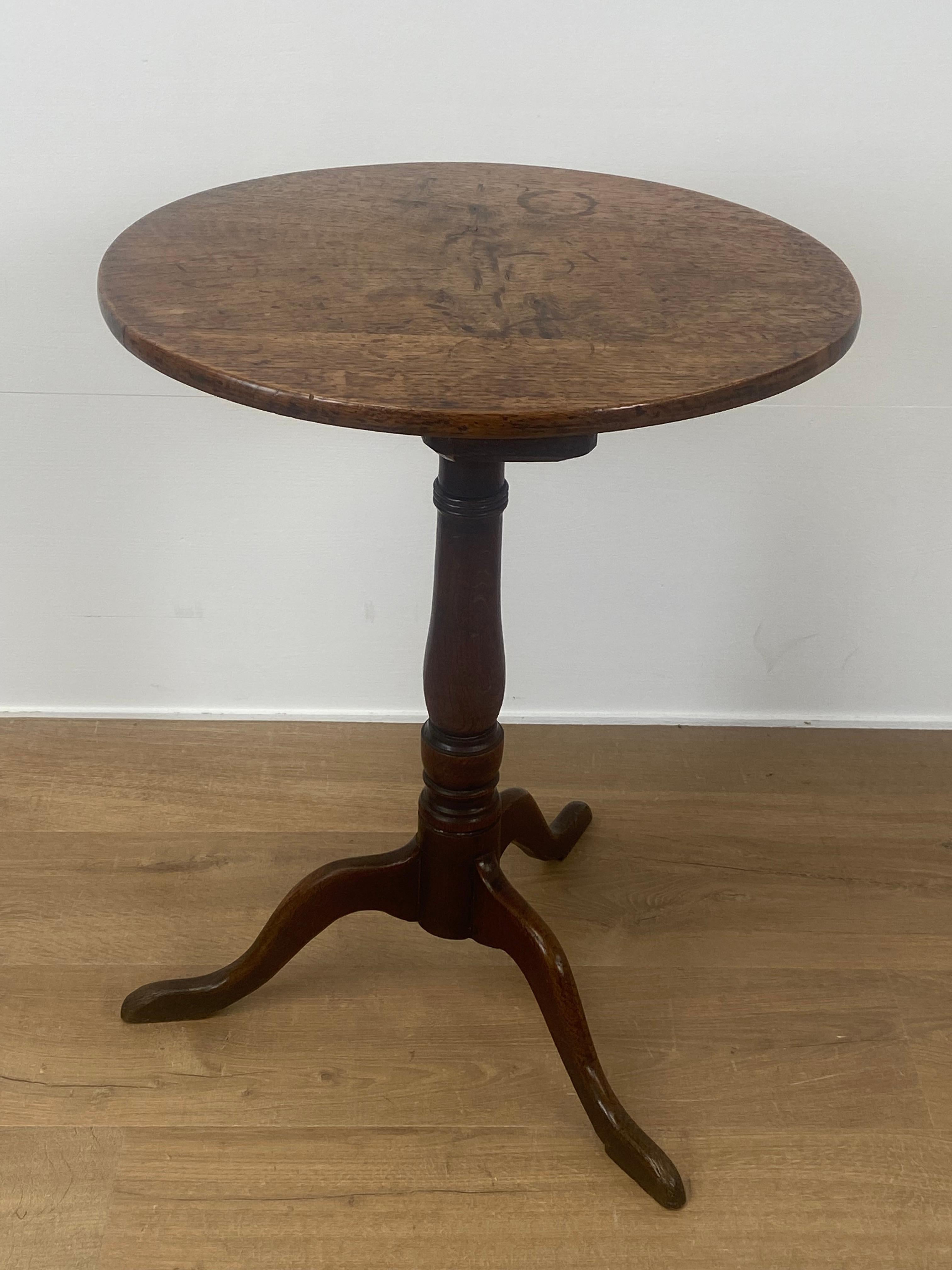 Eleganter, kleiner englischer Tripod-Tisch aus blonder Eiche,
spätes 18. Jahrhundert, gute alte Patina und Abnutzung des Eichenholzes,
für verschiedene Zwecke zu verwenden