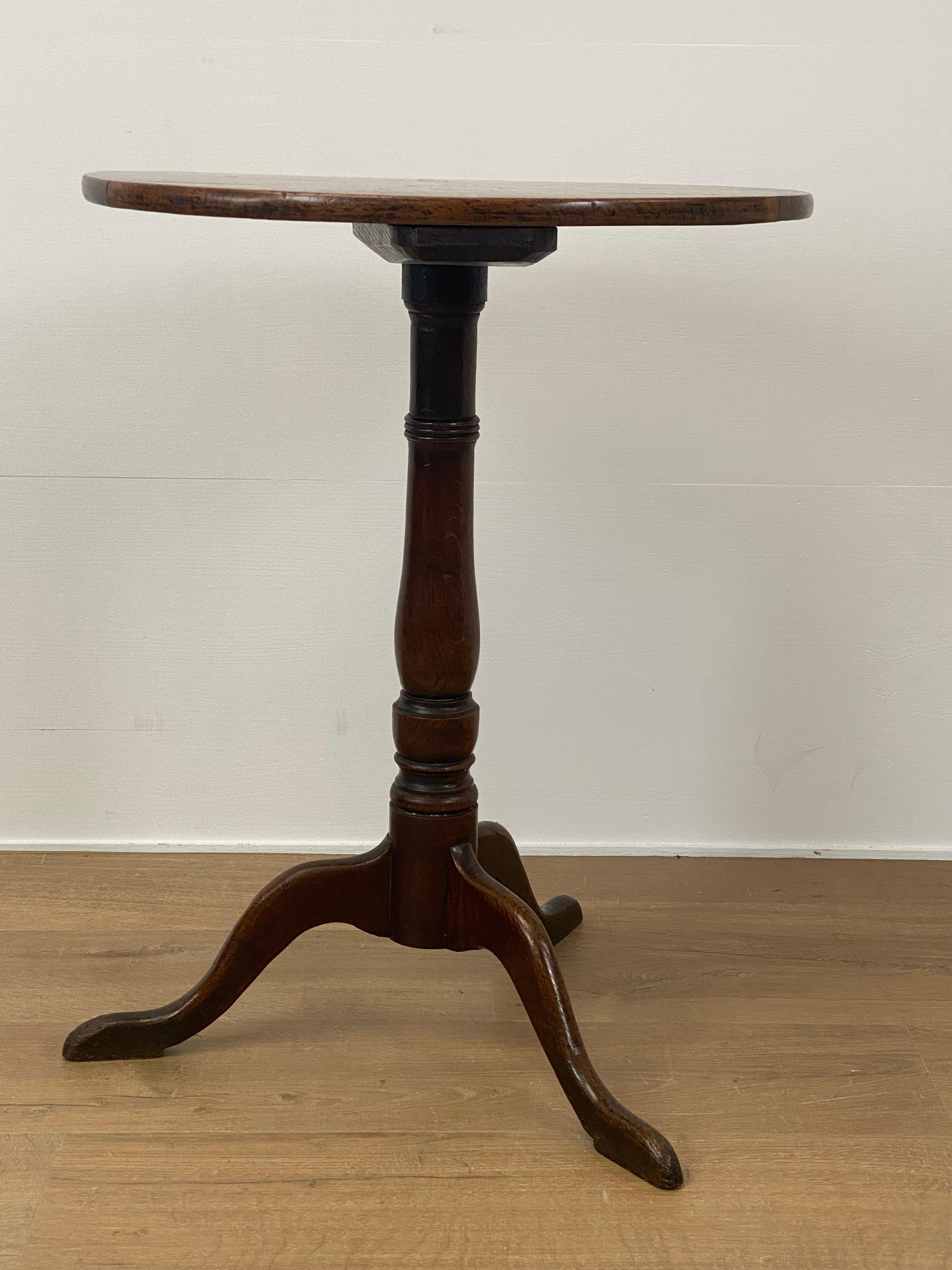 Antiker, englischer Tripod-Tisch aus Eiche im Zustand „Hervorragend“ im Angebot in Schellebelle, BE