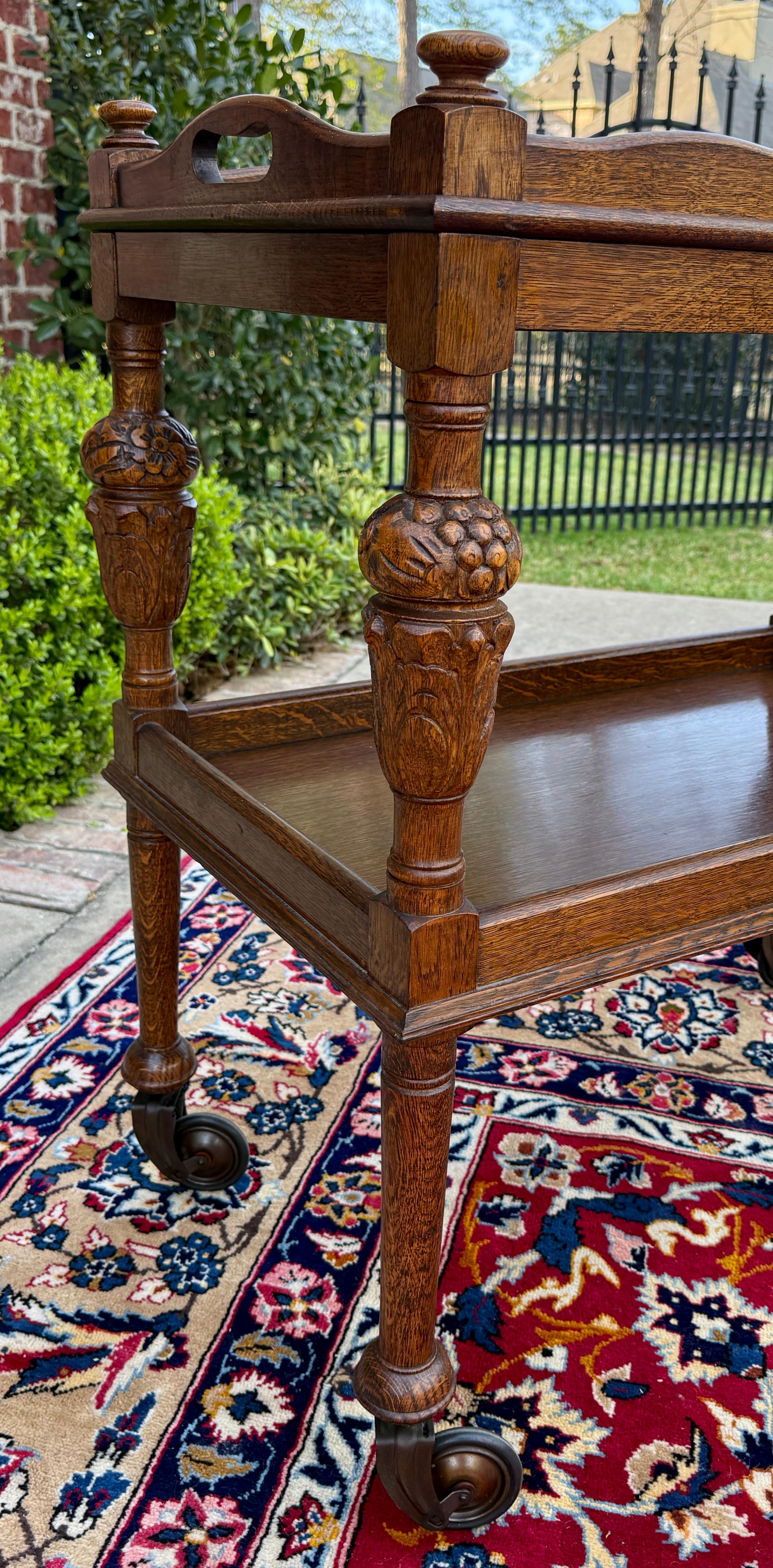 Antico carrello da tè inglese Carrello portapasticceria Vassoio Tudor a 2 piani in Oak, 1930 ca. in vendita 4