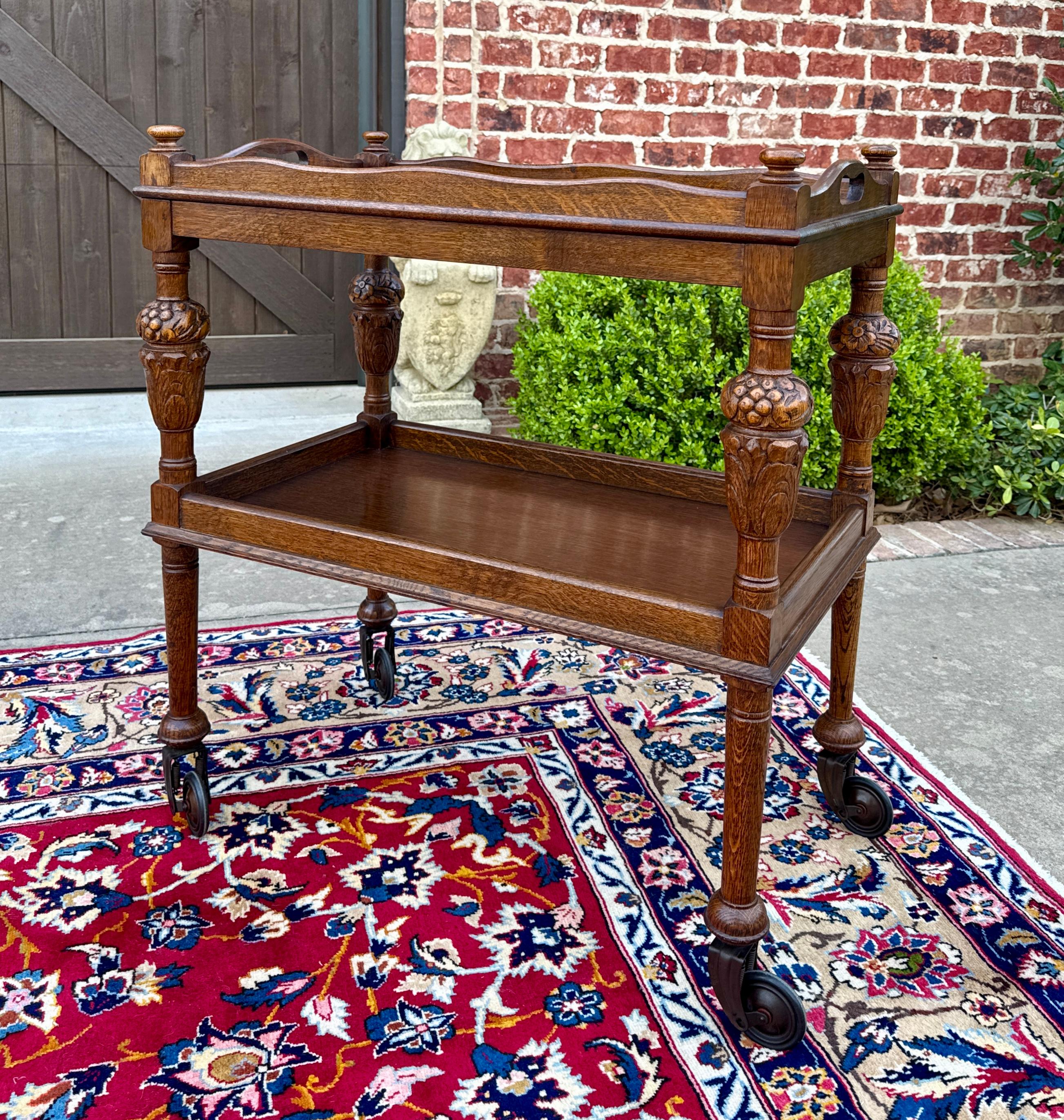 Charme Antiques in quercia inglese a due piani per il tè/pasticceria, carrello o tavolino da tavolo occasionale~~Vassoio di servizio estraibile~~c. 1930s

Eccellente stile Tudor con gambe a coppa e coperchio~~grandi rotelle con doppio ammortizzatore