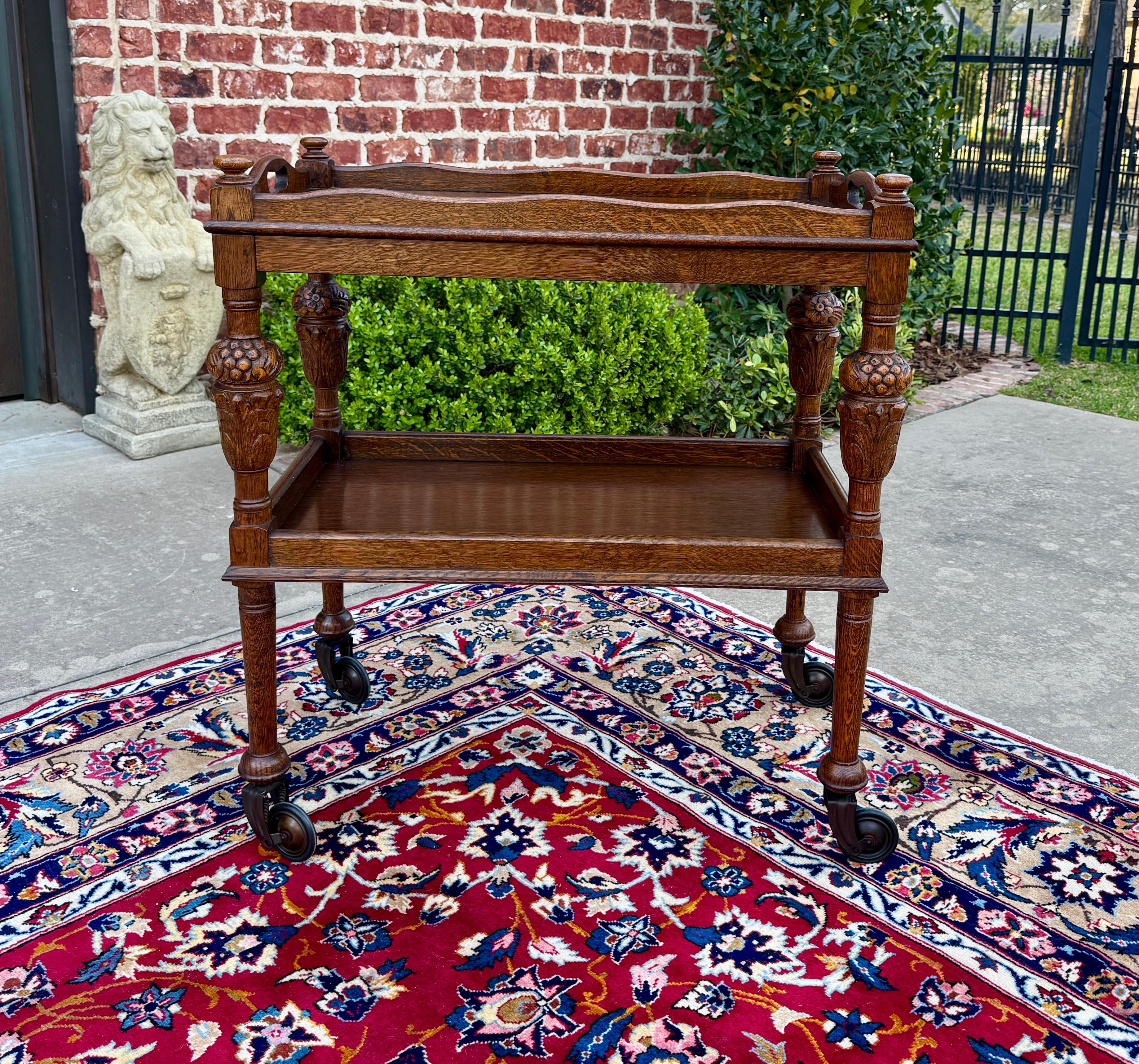 Intagliato Antico carrello da tè inglese Carrello portapasticceria Vassoio Tudor a 2 piani in Oak, 1930 ca. in vendita