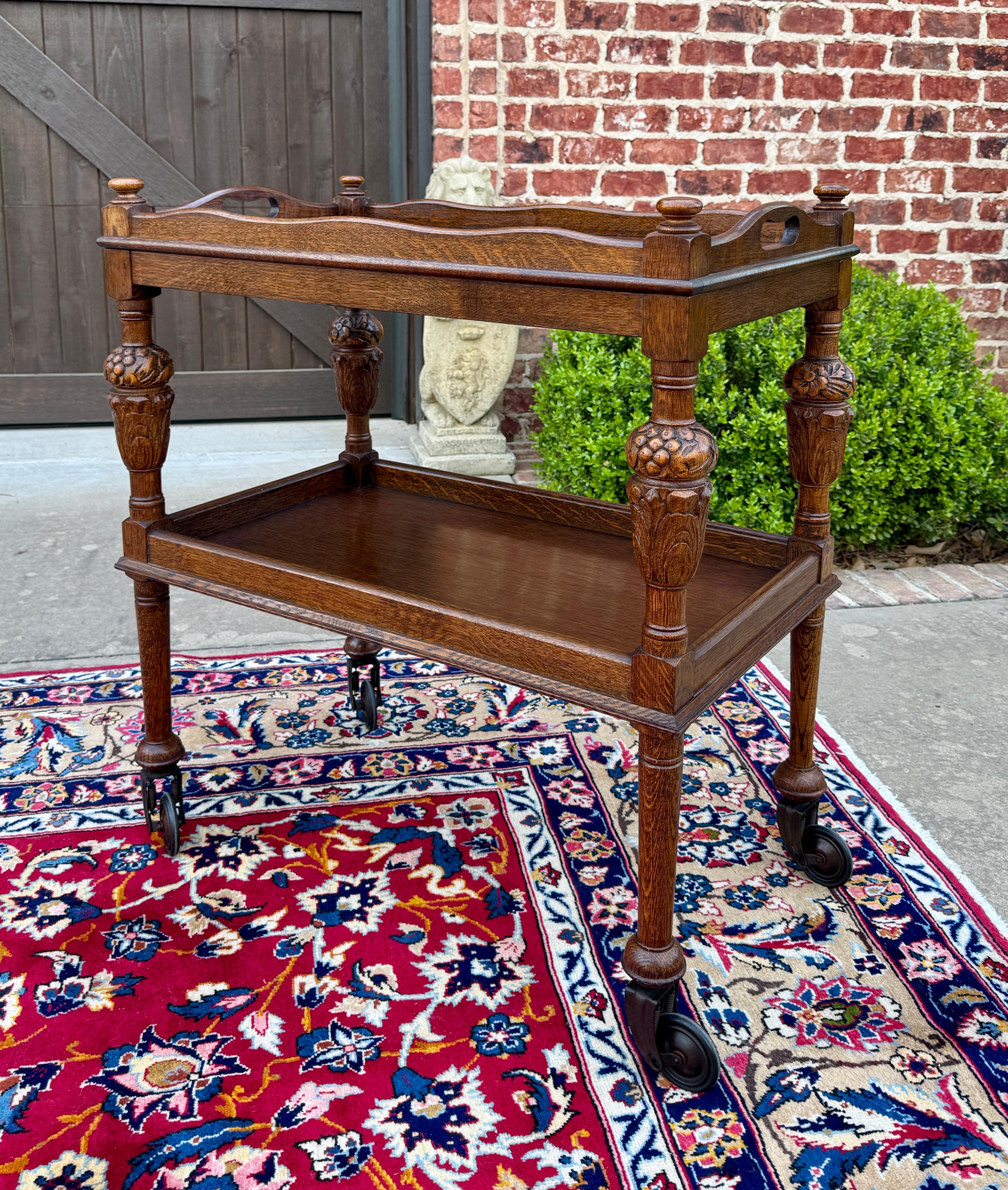 Antico carrello da tè inglese Carrello portapasticceria Vassoio Tudor a 2 piani in Oak, 1930 ca. In condizioni buone in vendita a Tyler, TX