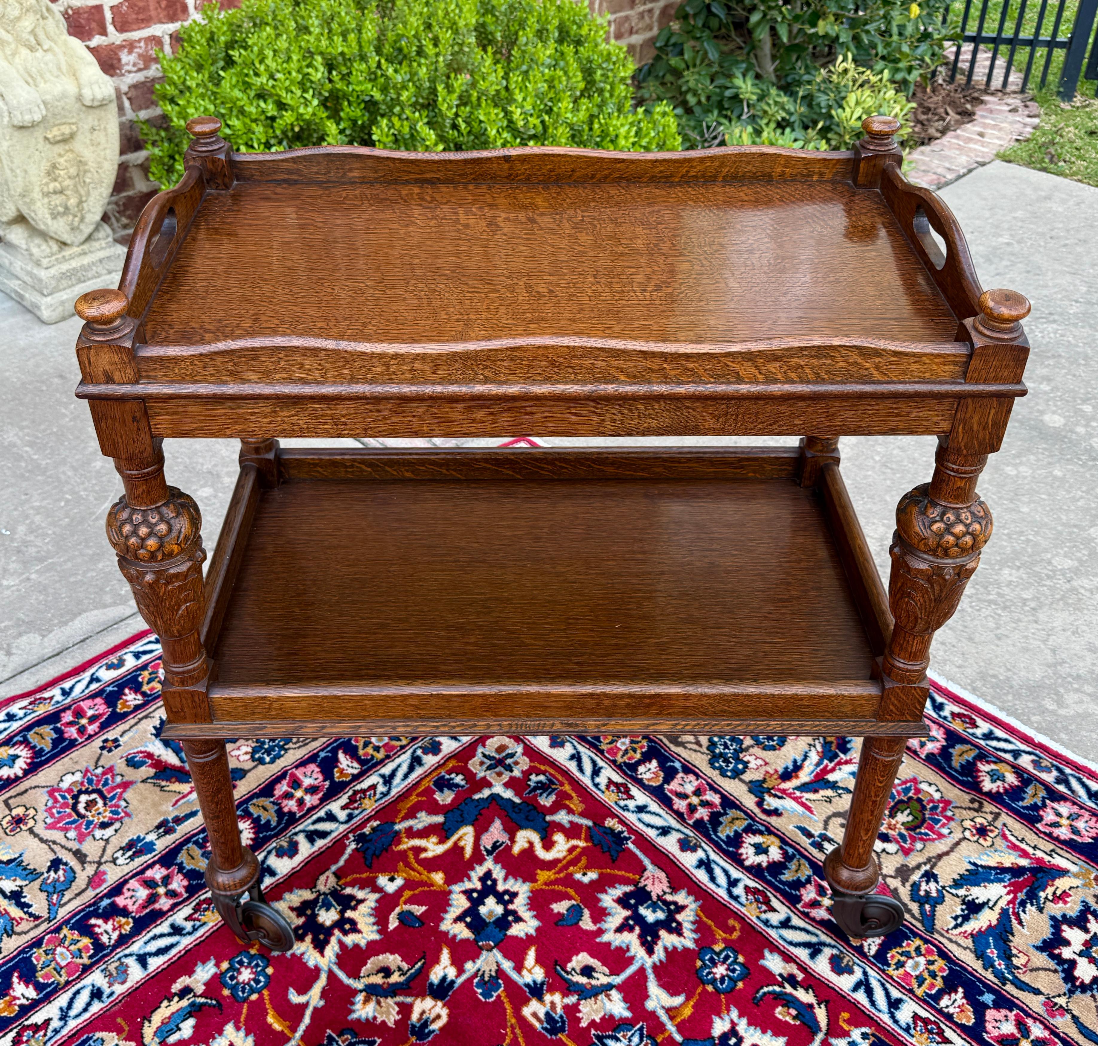 Metà XX secolo Antico carrello da tè inglese Carrello portapasticceria Vassoio Tudor a 2 piani in Oak, 1930 ca. in vendita