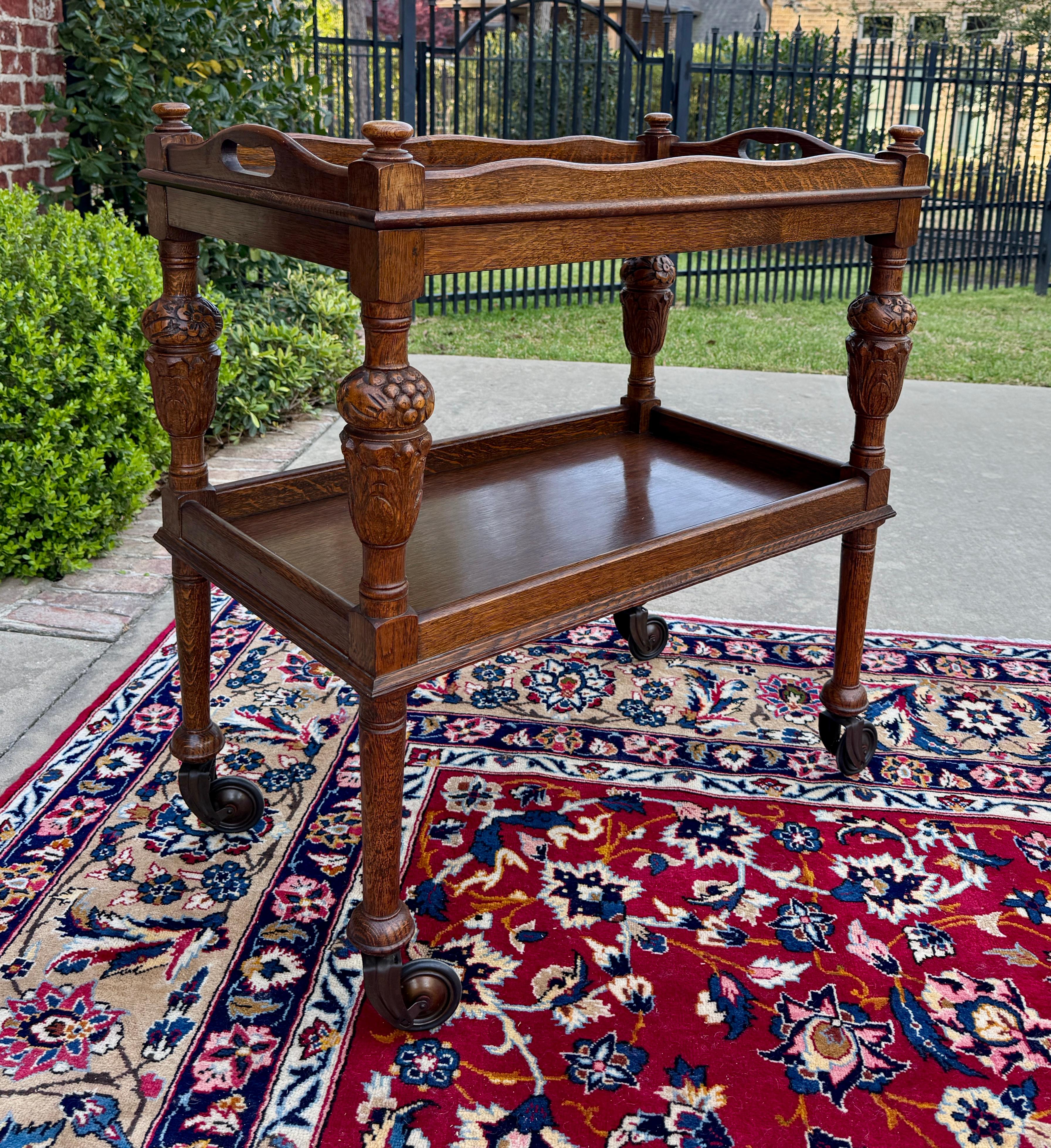 Antico carrello da tè inglese Carrello portapasticceria Vassoio Tudor a 2 piani in Oak, 1930 ca. in vendita 2