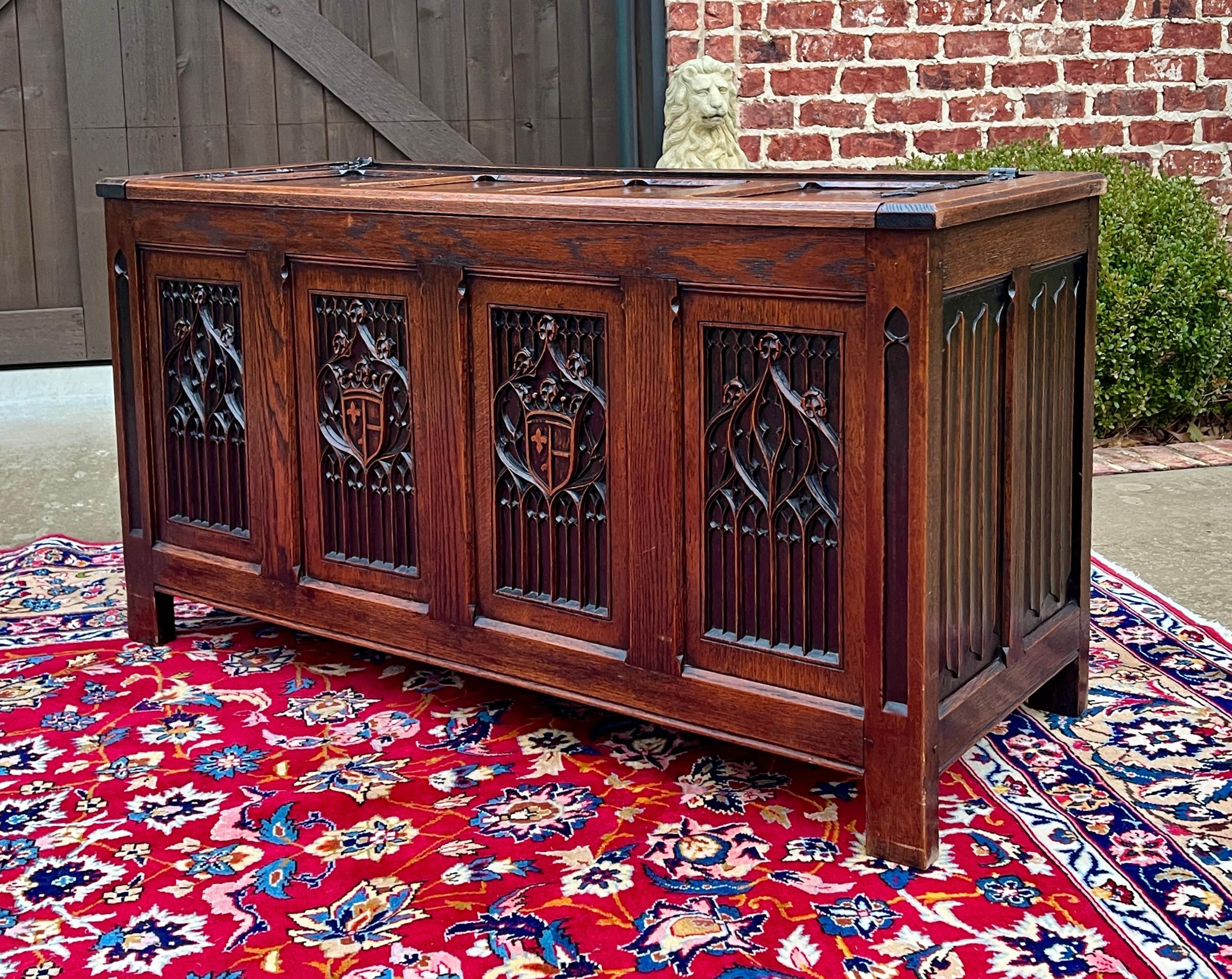 Antique English Trunk Chest Blanket Box Storage Coffer Oak Shield c. 1900-1920 For Sale 4