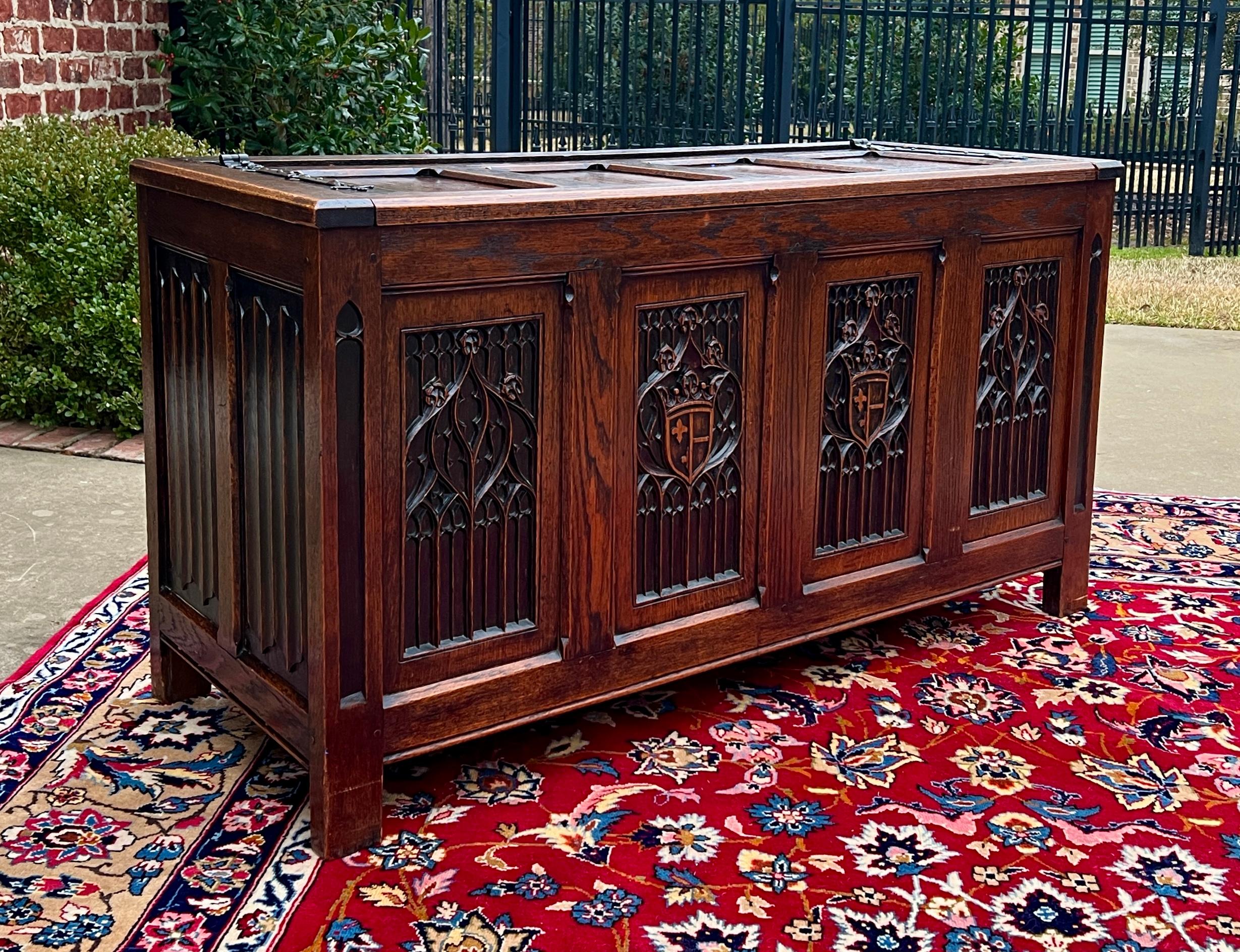 Antique English Trunk Chest Blanket Box Storage Coffer Oak Shield c. 1900-1920 In Good Condition For Sale In Tyler, TX