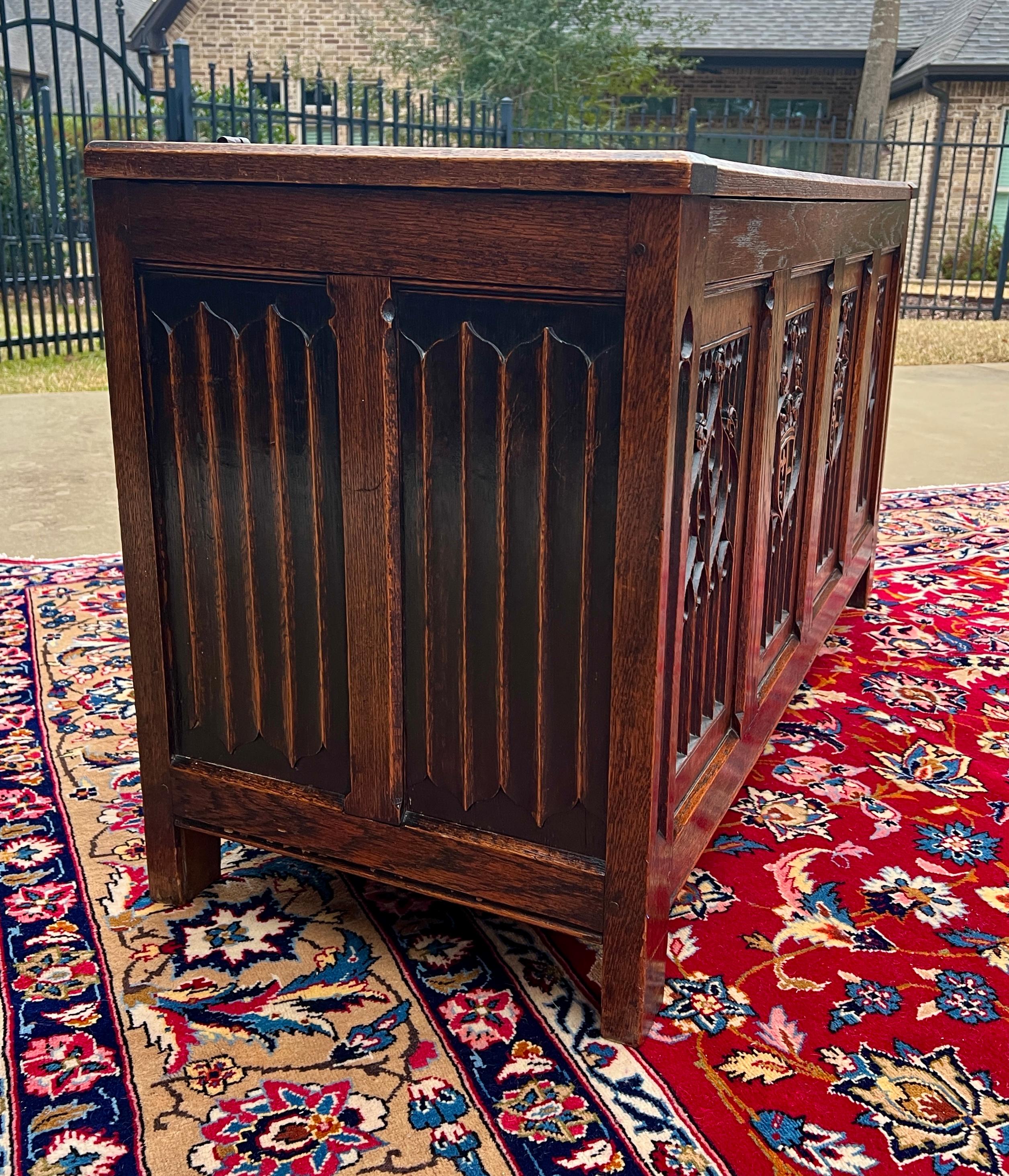 Early 20th Century Antique English Trunk Chest Blanket Box Storage Coffer Oak Shield c. 1900-1920 For Sale