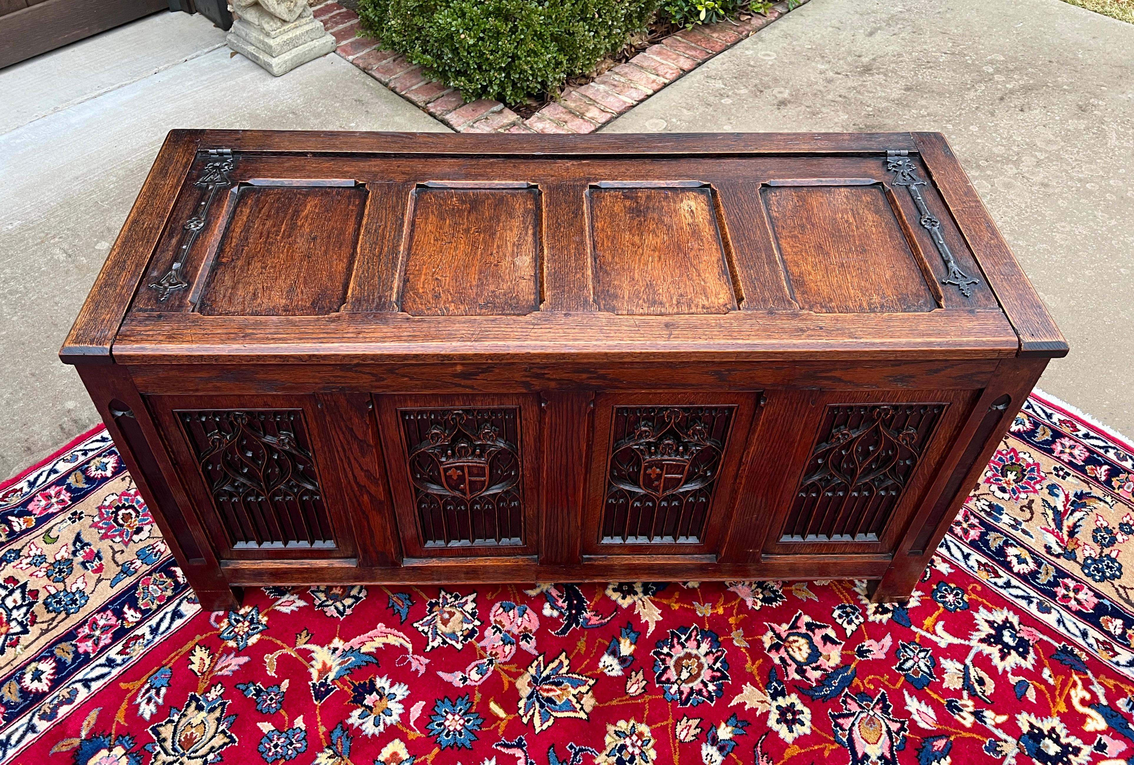 Antique English Trunk Chest Blanket Box Storage Coffer Oak Shield c. 1900-1920 For Sale 1