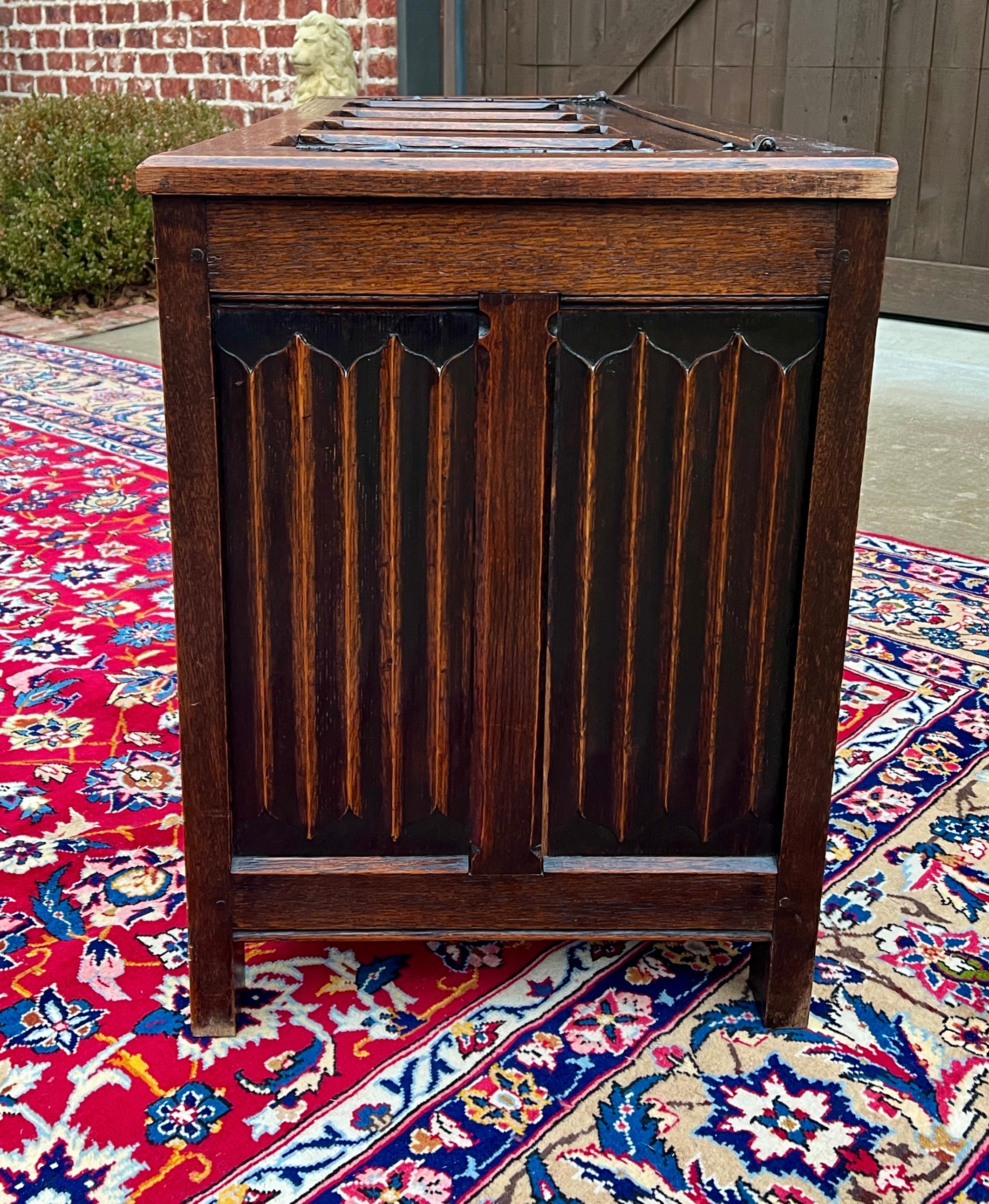 Antique English Trunk Chest Blanket Box Storage Coffer Oak Shield c. 1900-1920 For Sale 2