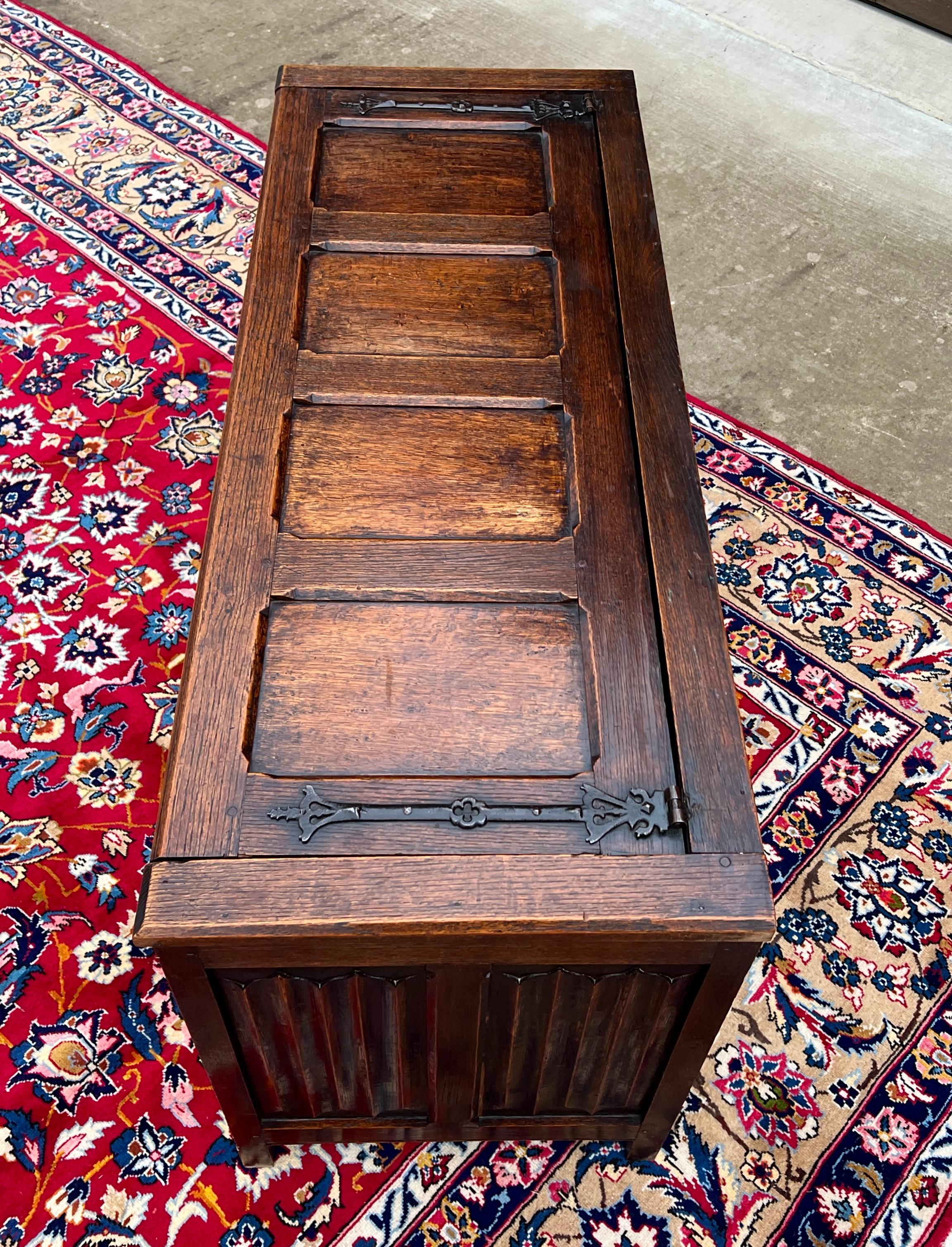 Antique English Trunk Chest Blanket Box Storage Coffer Oak Shield c. 1900-1920 For Sale 3