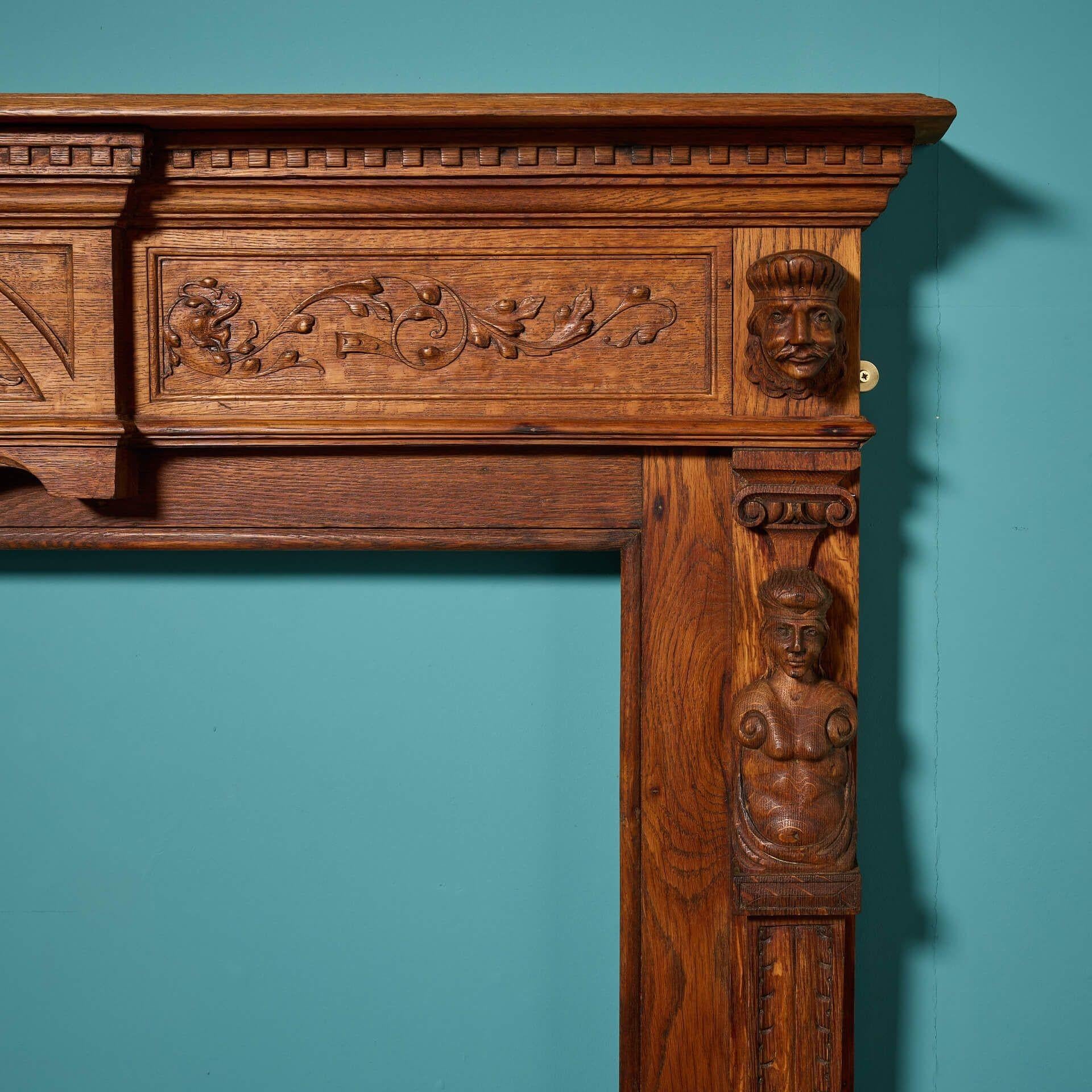 Inglese Antico caminetto inglese Tudor Revival in Oak in vendita
