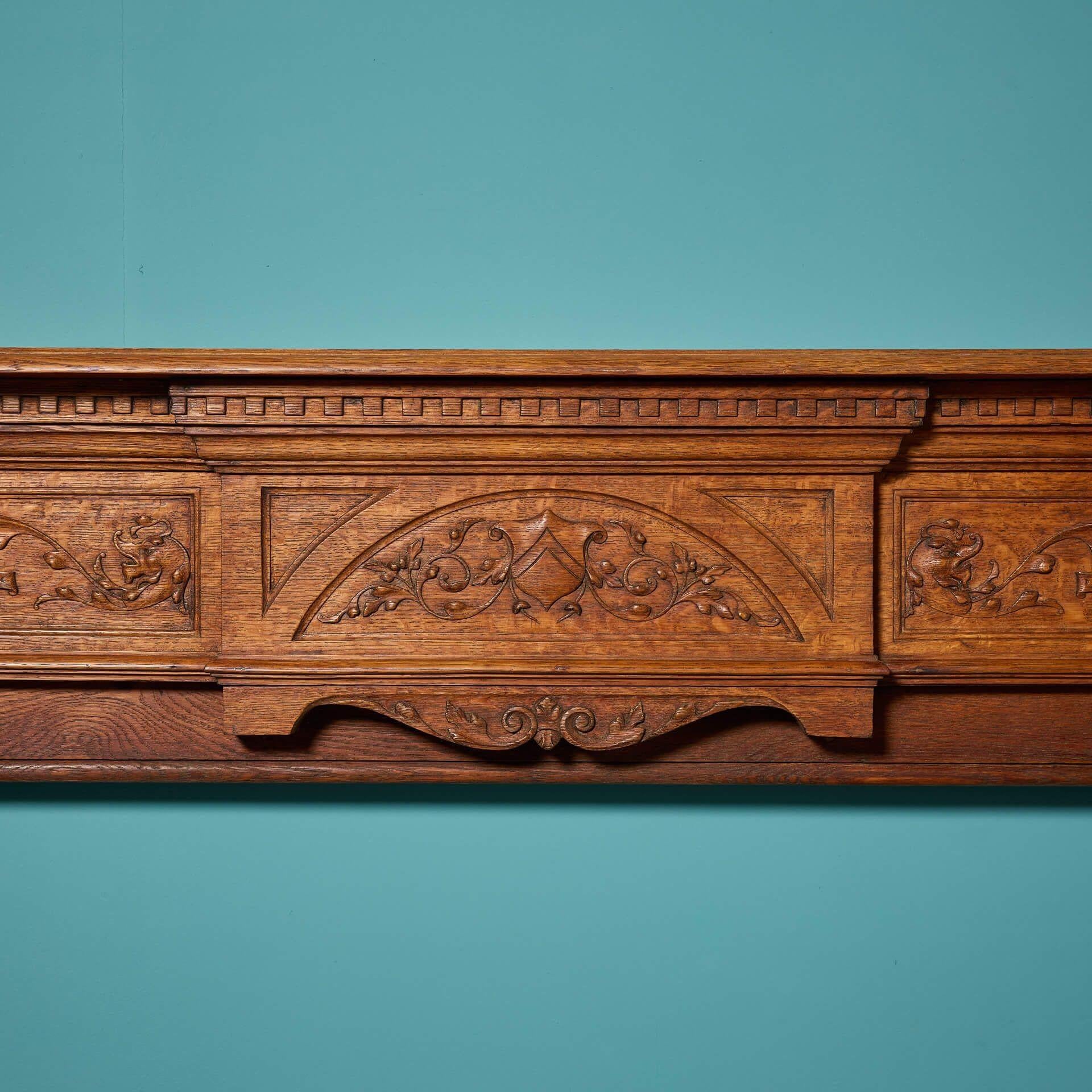 XIX secolo Antico caminetto inglese Tudor Revival in Oak in vendita