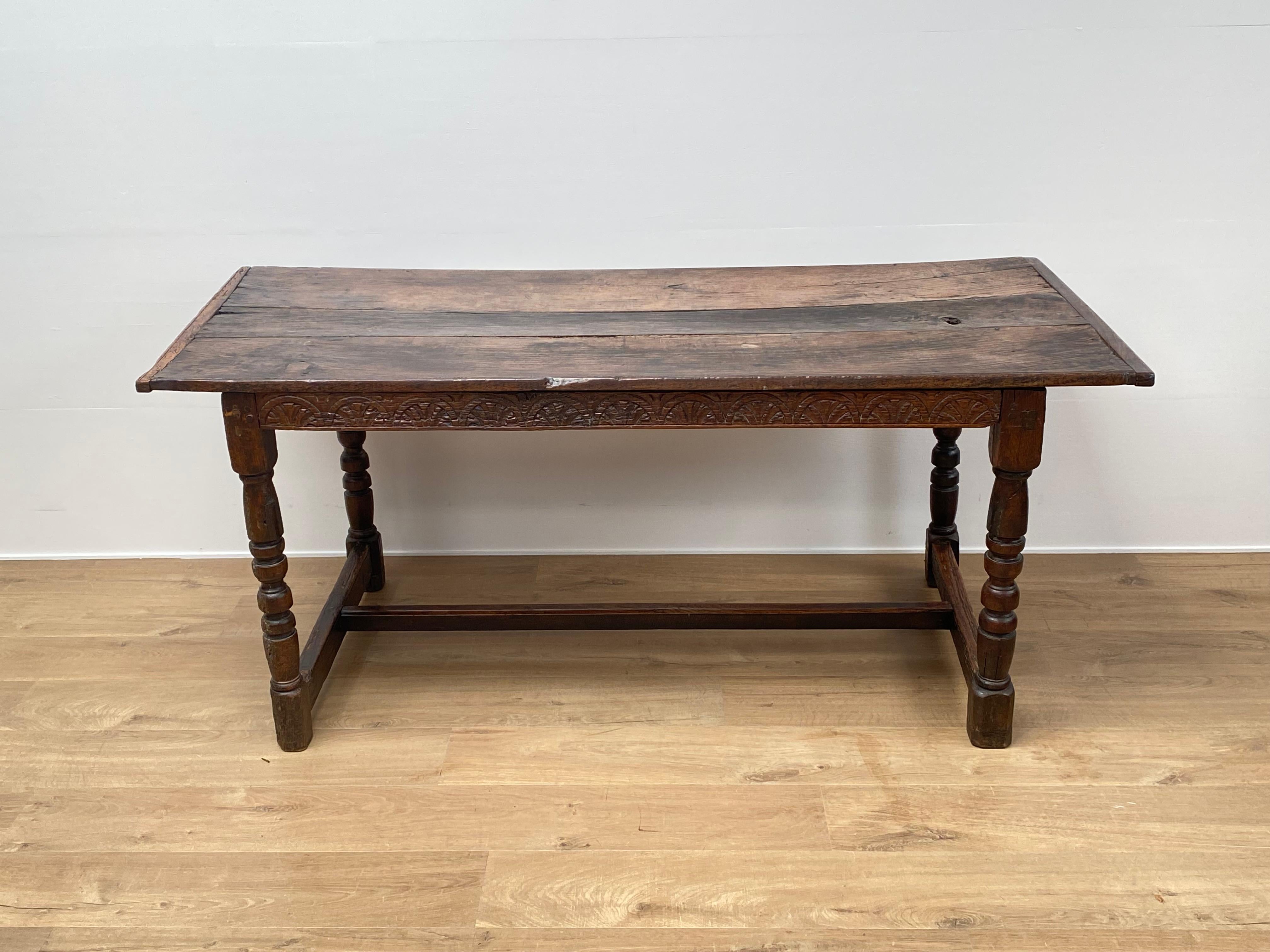 Eccezionale tavolo da centro tardo inglese in stile Tudor,
buona e calda patina del Wood Oak,
decorato con le tipiche decorazioni Tudor,
il tavolo può essere utilizzato per diversi scopi,
un mobile molto potente
