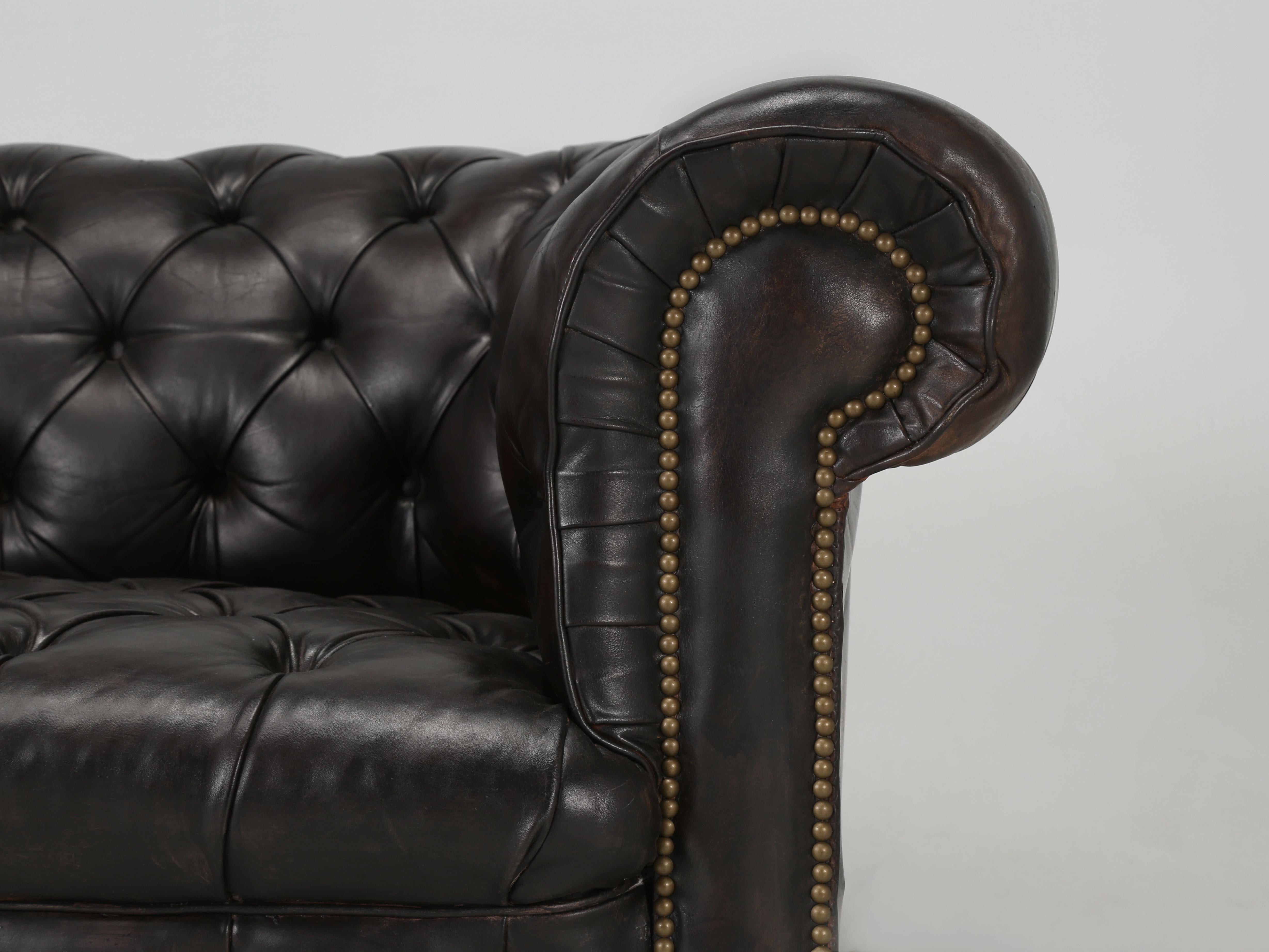 Antique English Tufted Original Leather Chesterfield Sofa Thoroughly Restored For Sale 6