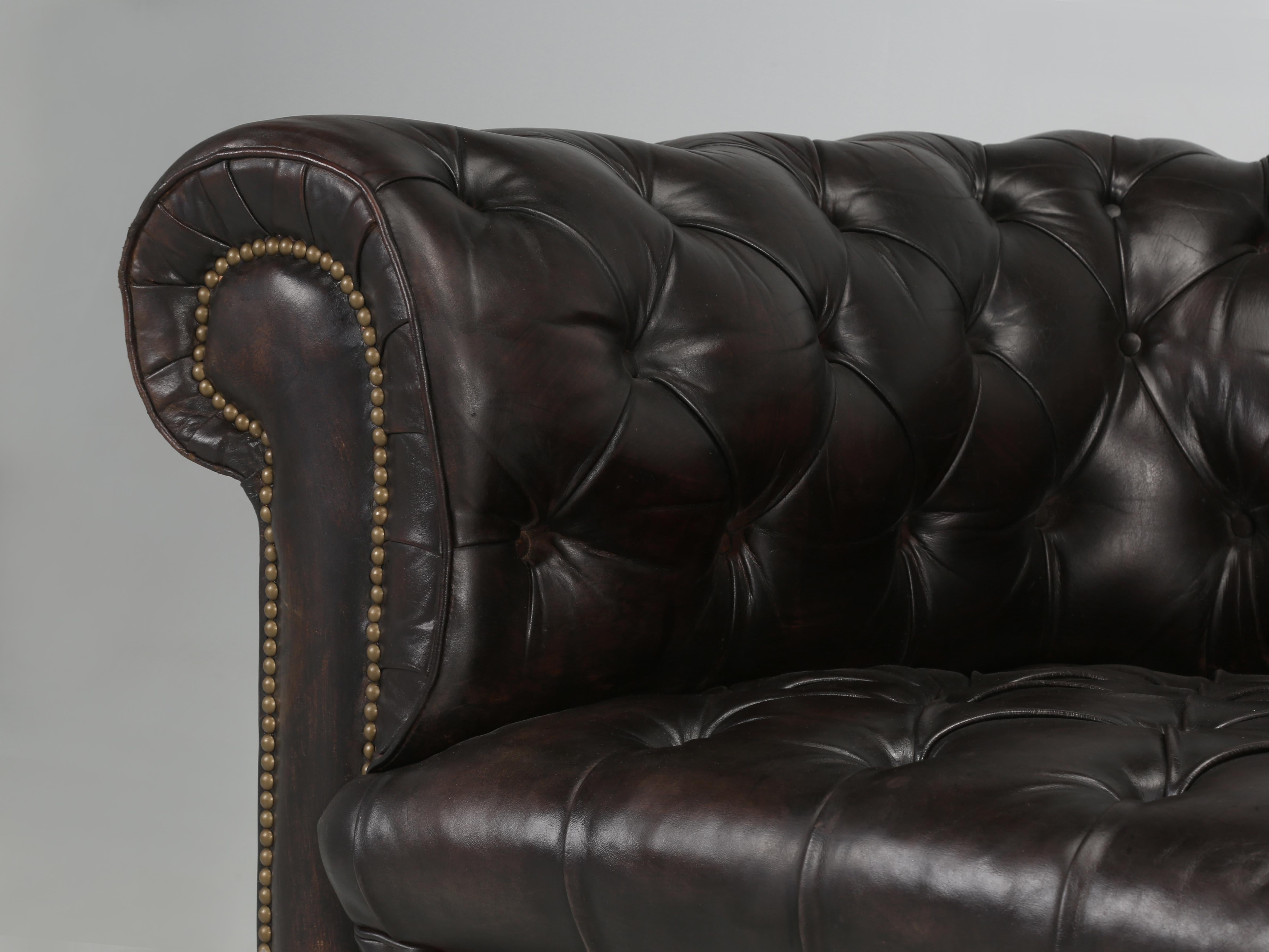 Antikes englisches getuftetes Original Chesterfield-Sofa aus Leder, vollständig restauriert im Angebot 7