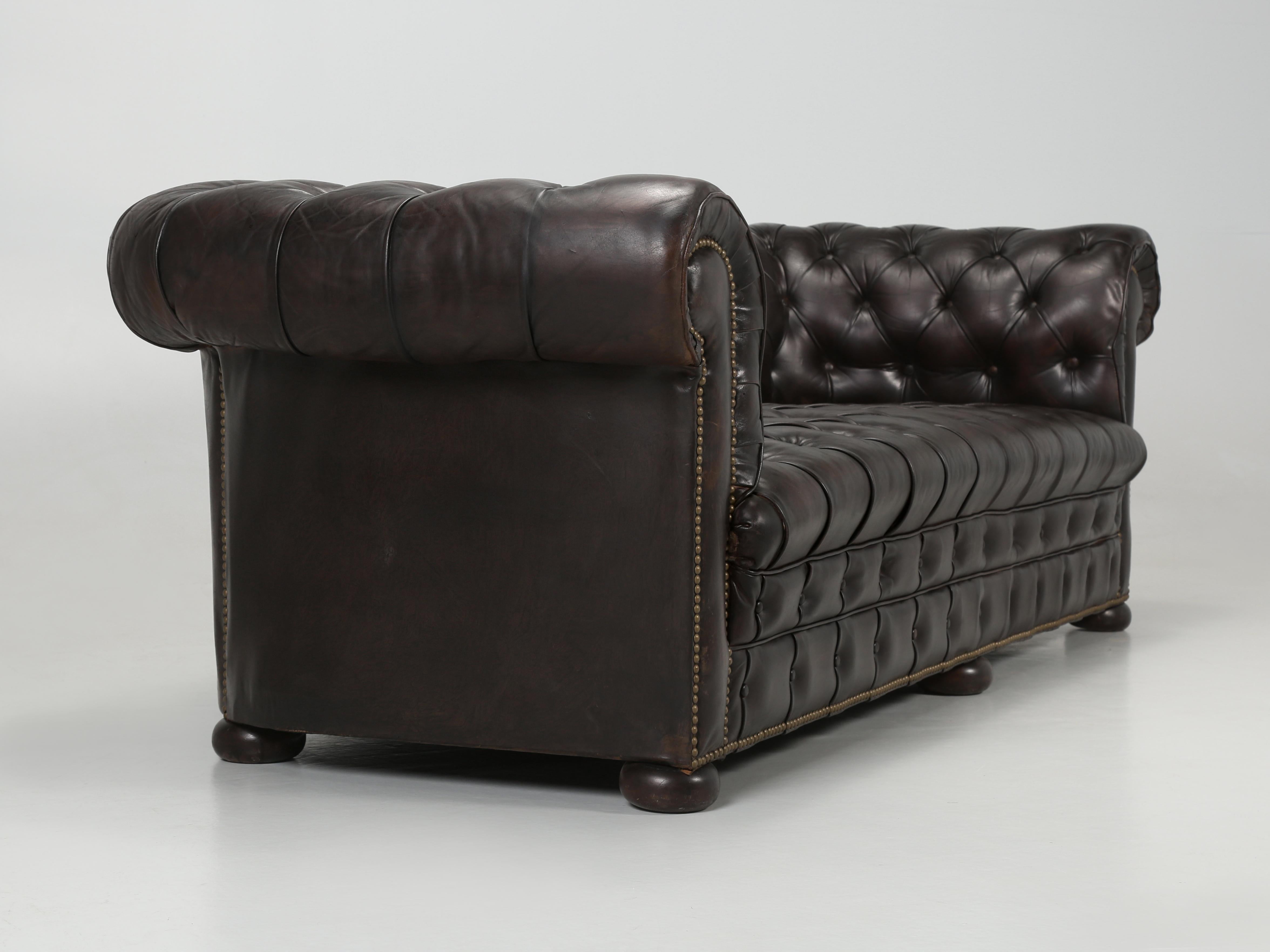 Antikes englisches getuftetes Original Chesterfield-Sofa aus Leder, vollständig restauriert im Angebot 11