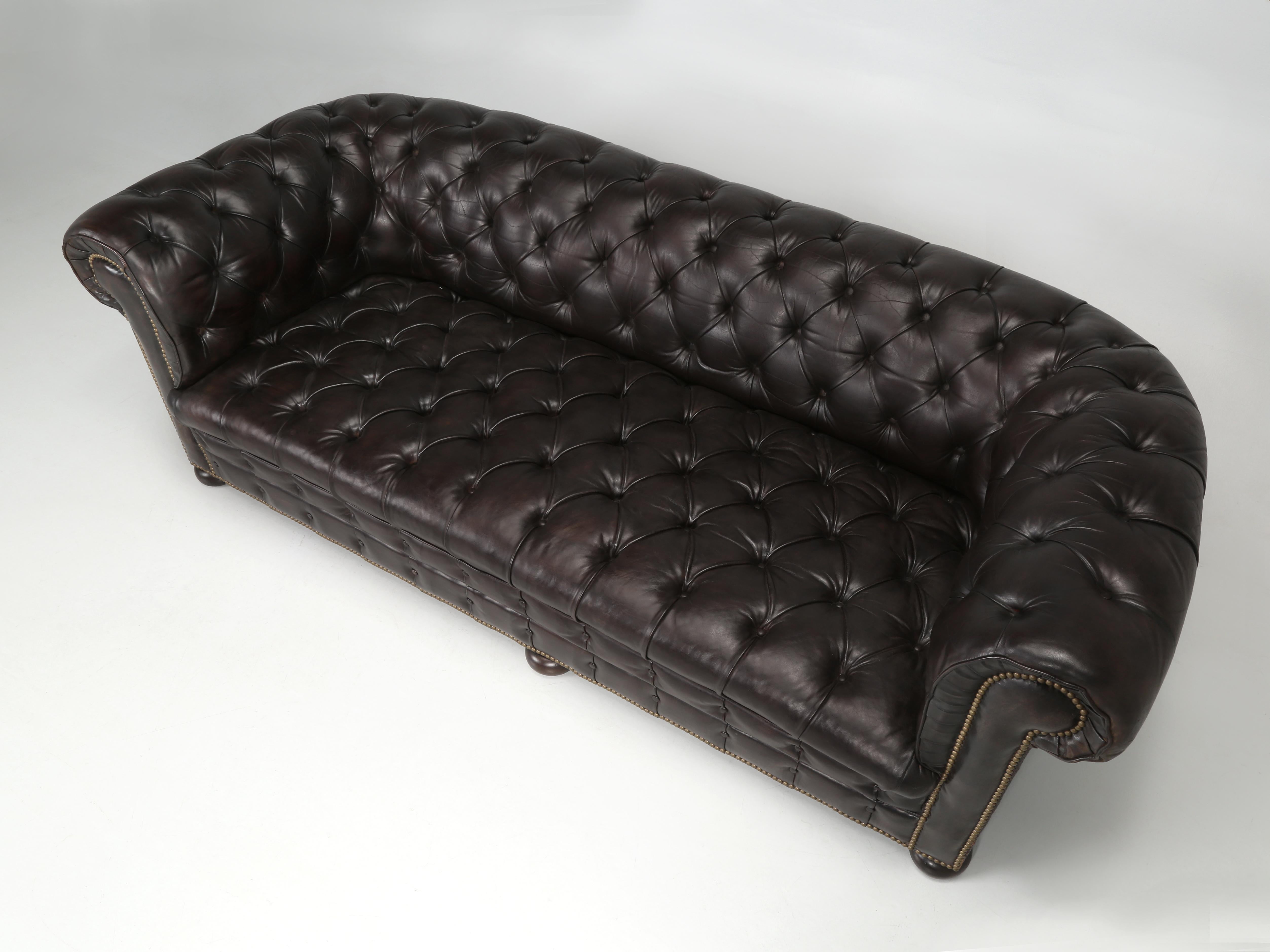 Antikes englisches getuftetes Original Chesterfield-Sofa aus Leder, vollständig restauriert (Englisch) im Angebot