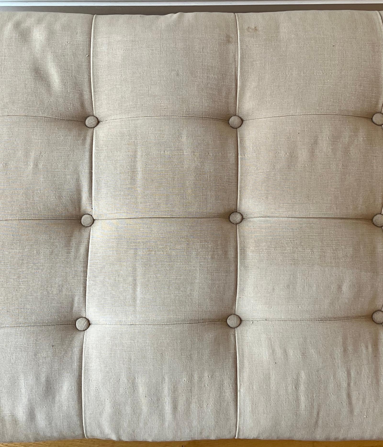 Banc de rangement touffeté anglais ancien sur pieds cannelés avec roulettes Bon état - En vente à Black Rock, CT