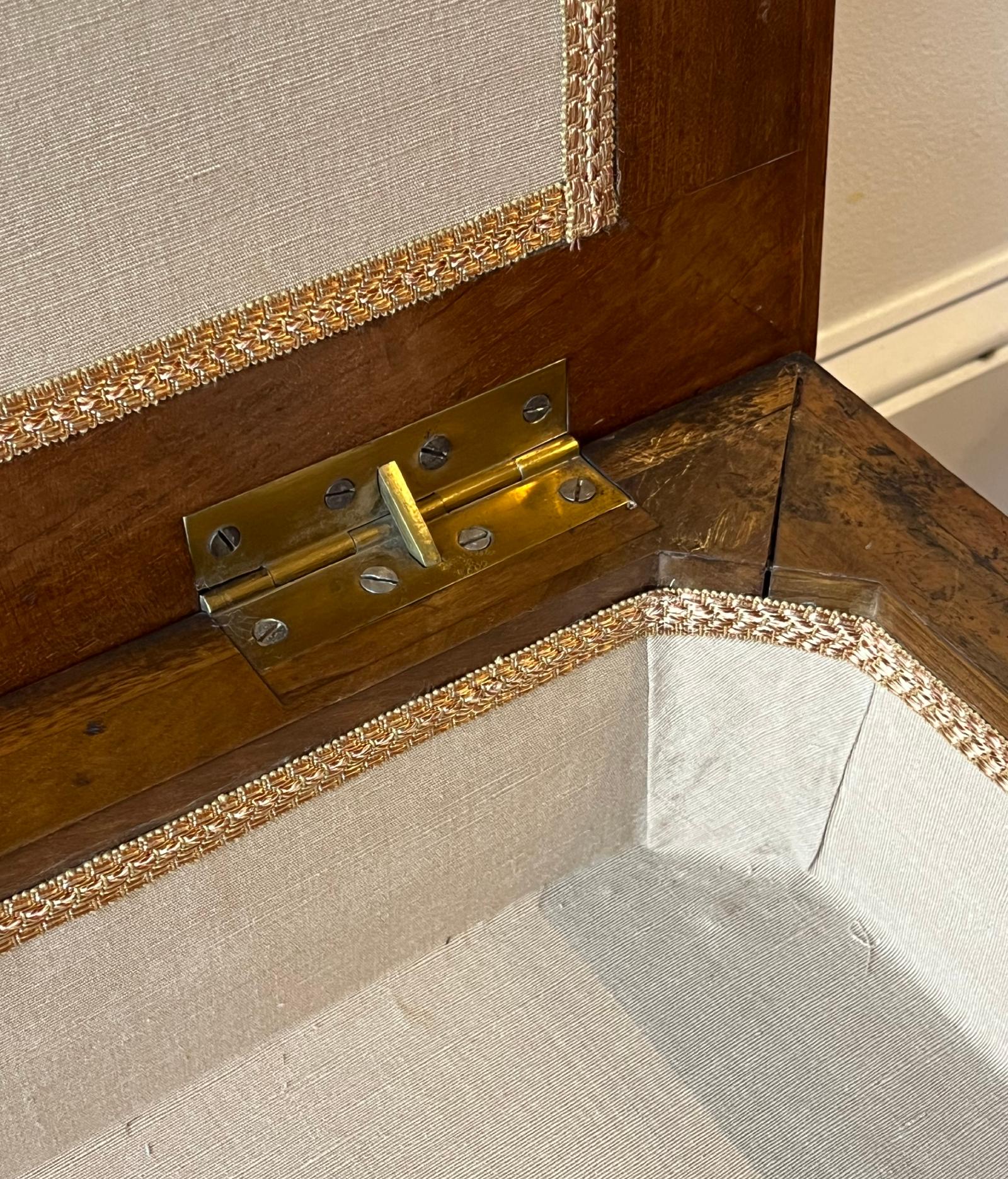 Laiton Banc de rangement touffeté anglais ancien sur pieds cannelés avec roulettes en vente