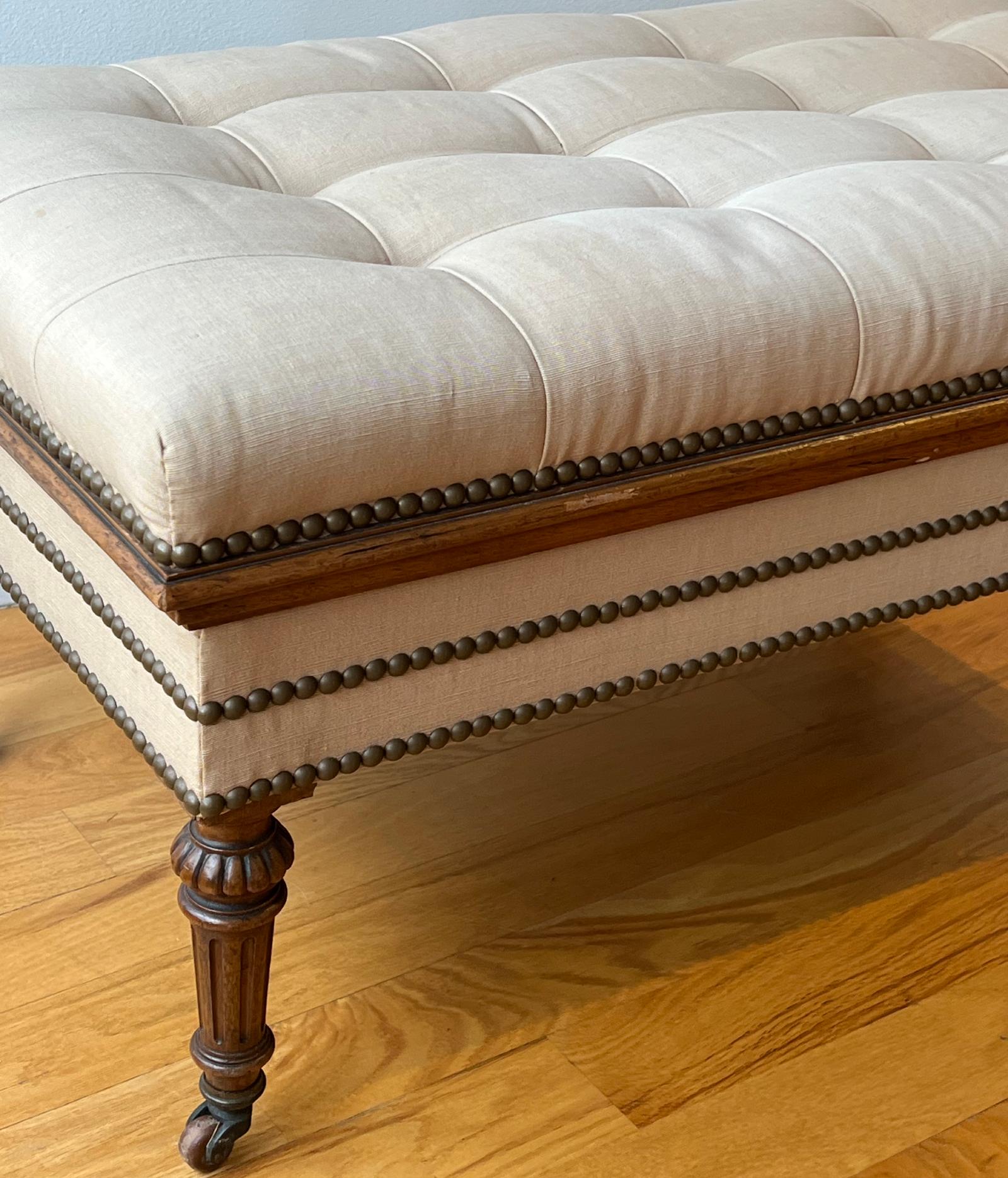 Banc de rangement touffeté anglais ancien sur pieds cannelés avec roulettes en vente 2