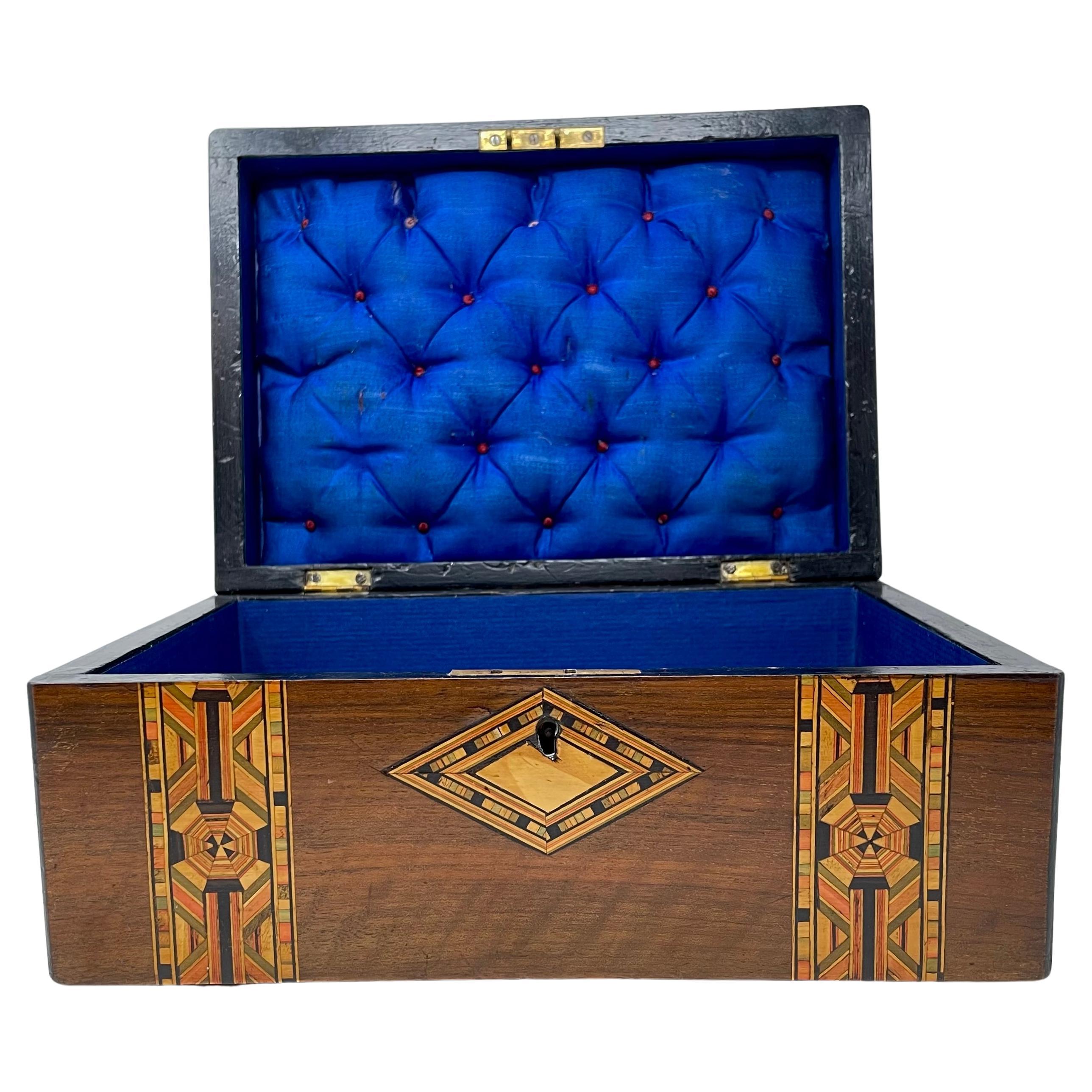 Antigua caja inglesa Tunbridge con incrustaciones de marquetería de nogal, circa 1890. Inglés