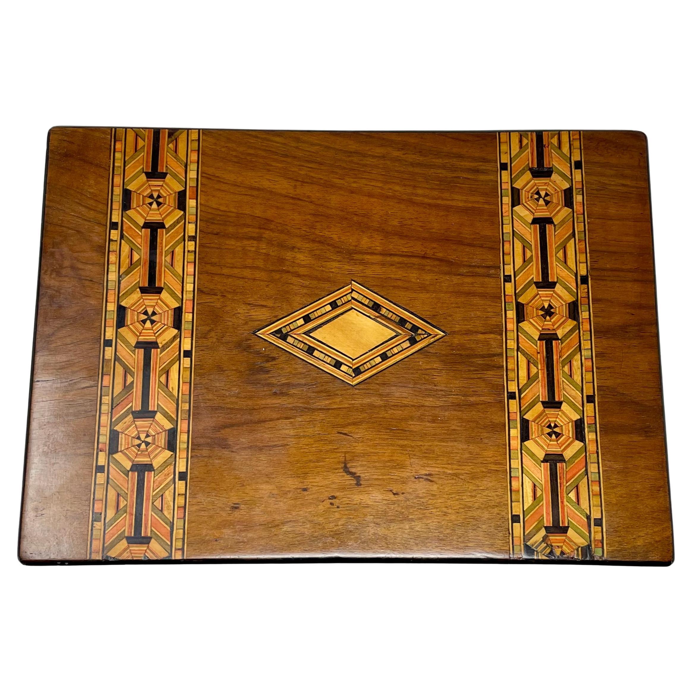 Antigua caja inglesa Tunbridge con incrustaciones de marquetería de nogal, circa 1890. siglo XIX
