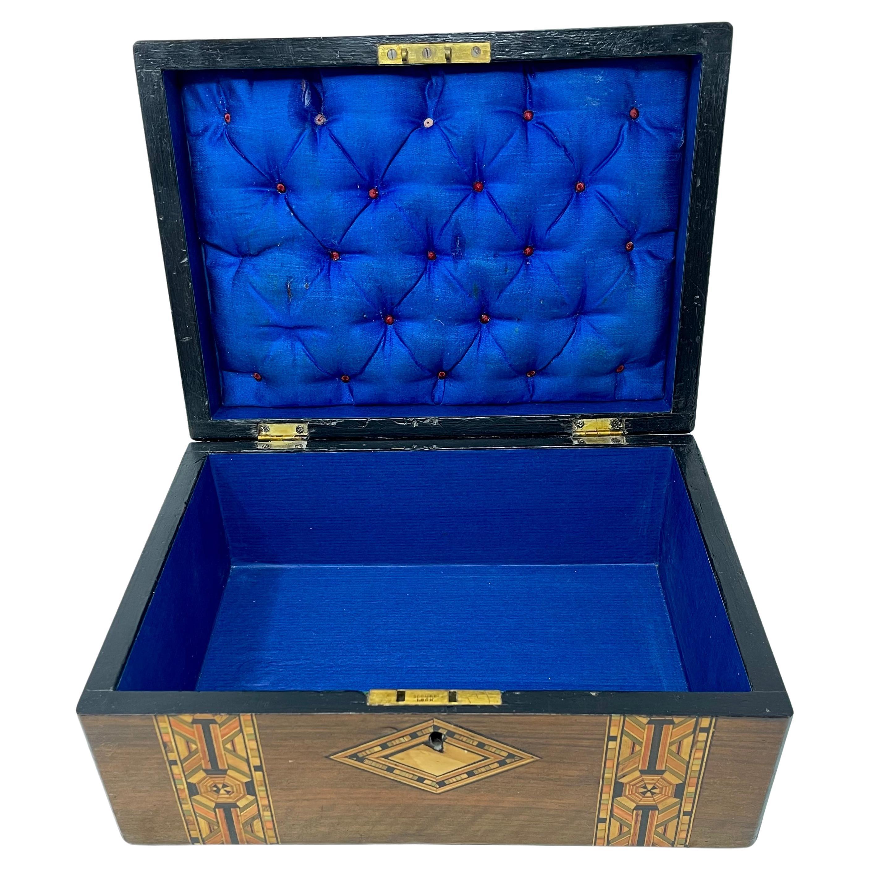 Antigua caja inglesa Tunbridge con incrustaciones de marquetería de nogal, circa 1890. Nogal