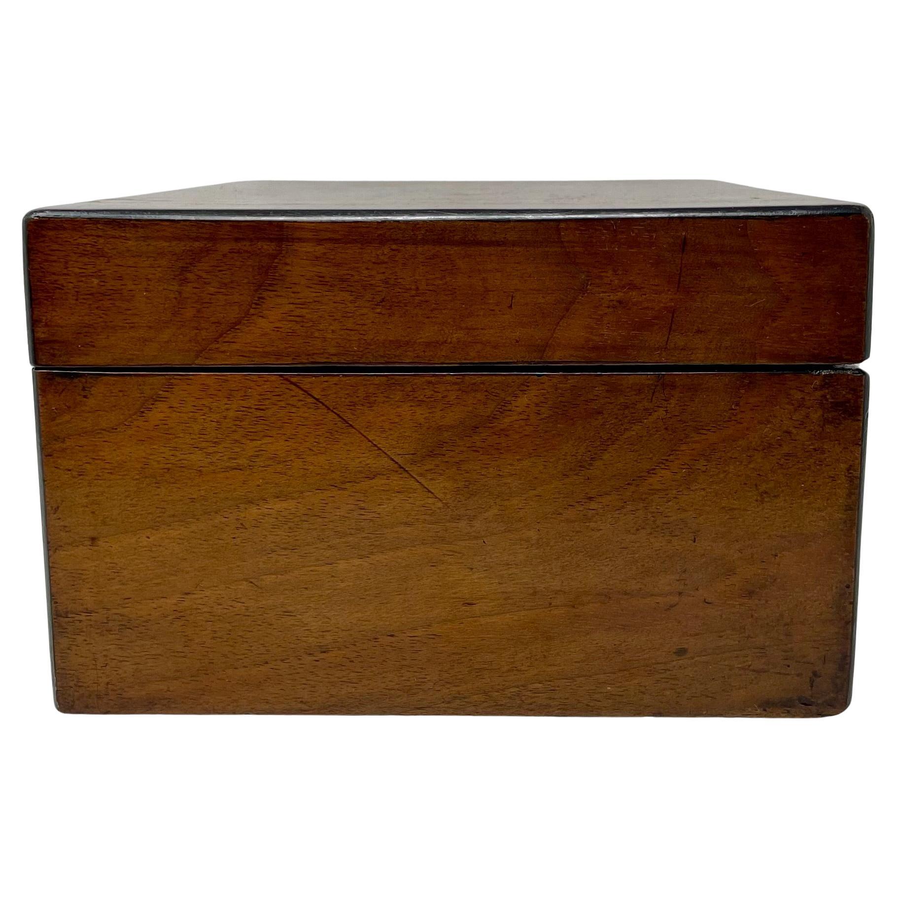 Antigua caja inglesa Tunbridge con incrustaciones de marquetería de nogal, circa 1890. 1