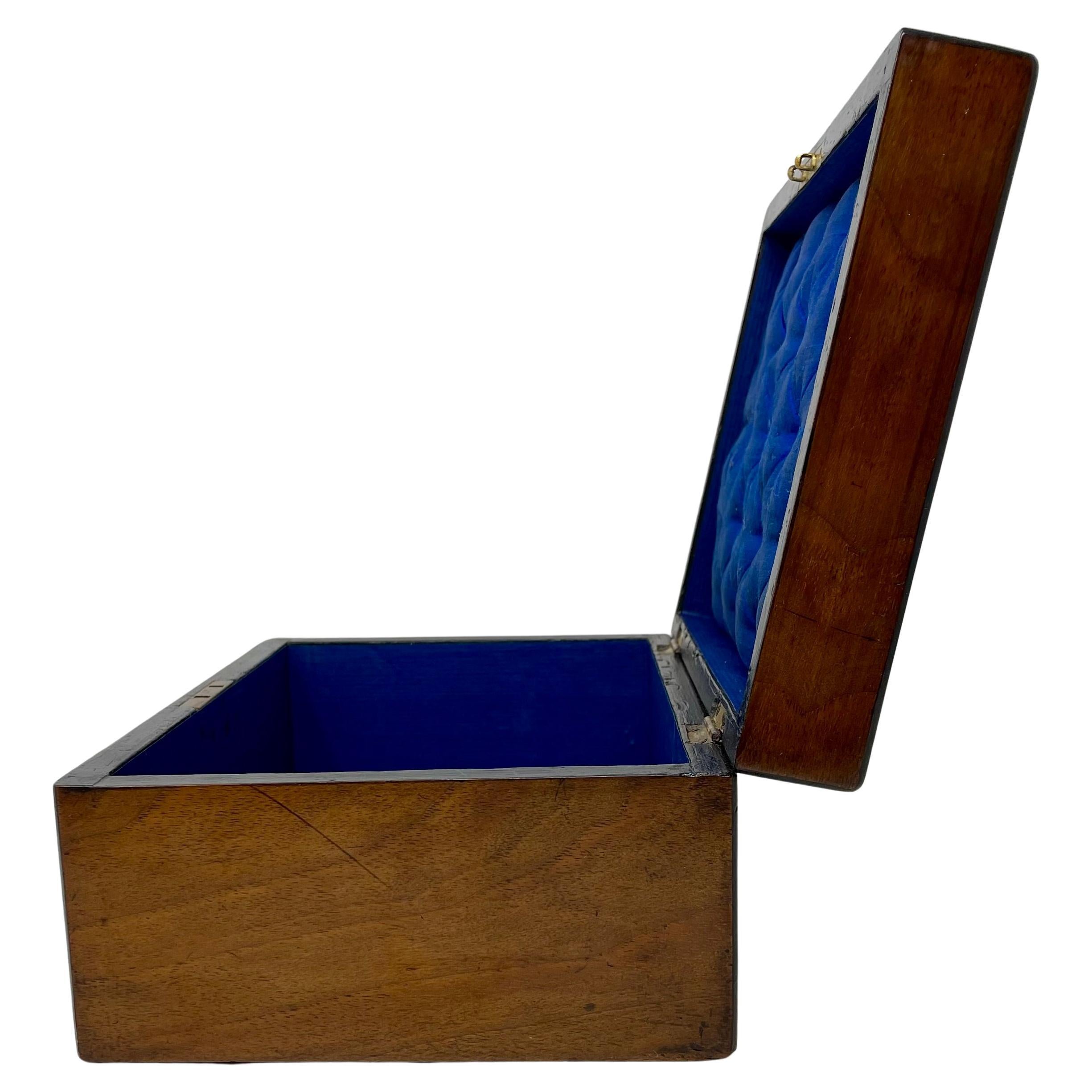 Antigua caja inglesa Tunbridge con incrustaciones de marquetería de nogal, circa 1890. 2