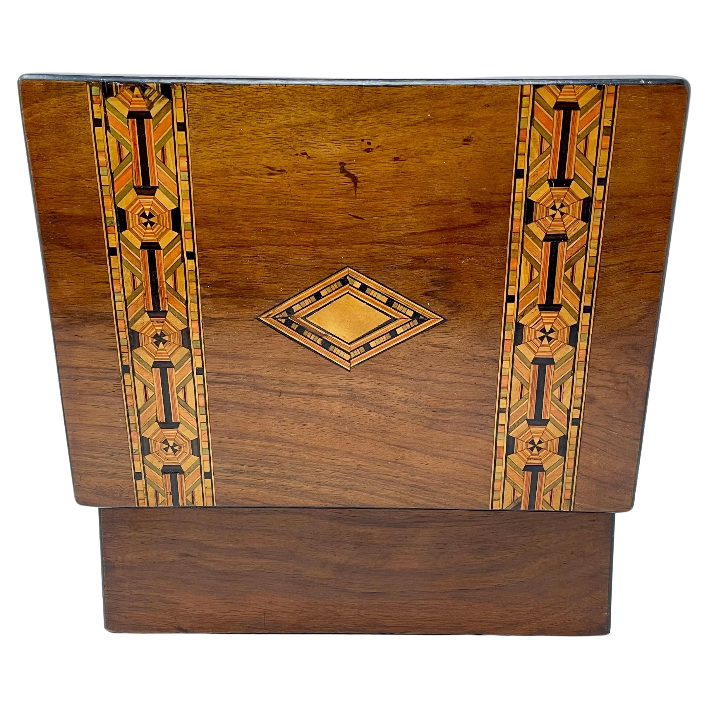 Antigua caja inglesa Tunbridge con incrustaciones de marquetería de nogal, circa 1890. 4