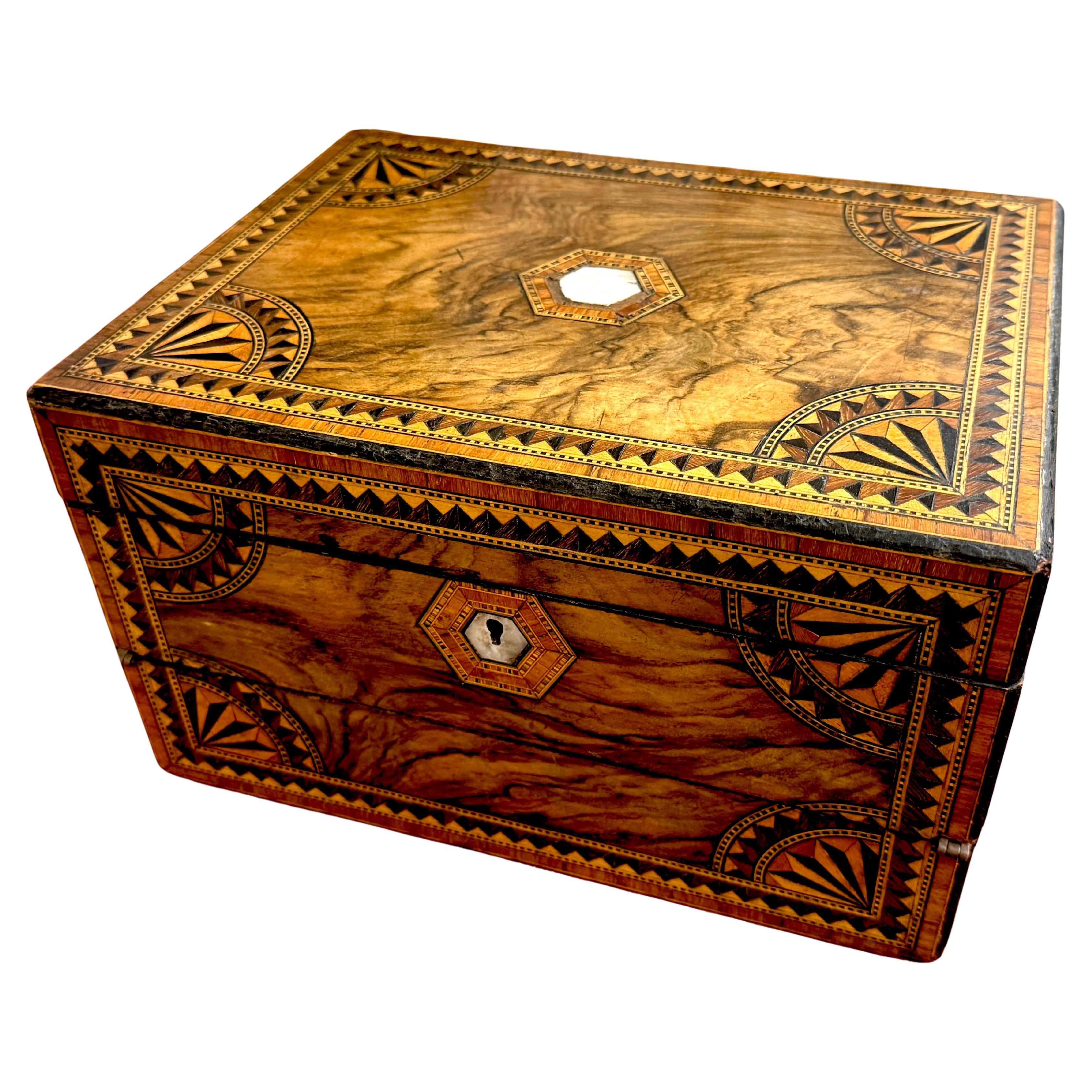 Antiguo Tunbridge inglés con incrustaciones de nogal Raro joyero de triple pliegue Escritorio de regazo en venta
