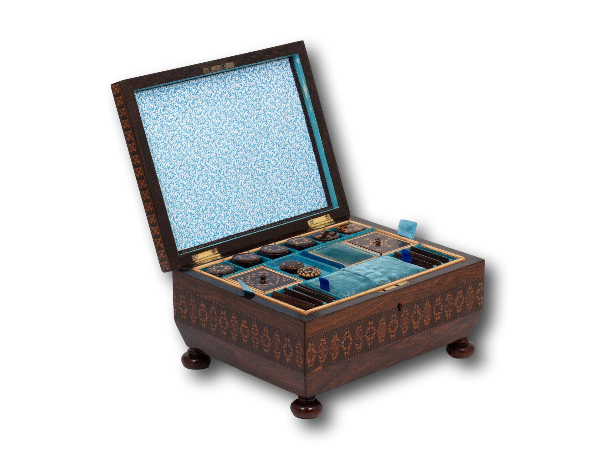 Intérieur de boîte à couture ajustée de Tunbridge Ware

De notre collection Tunbridge Ware, nous avons le plaisir de vous proposer cette boîte à couture de Tunbridge Ware. La boîte en bois de rose de forme rectangulaire est largement incrustée de