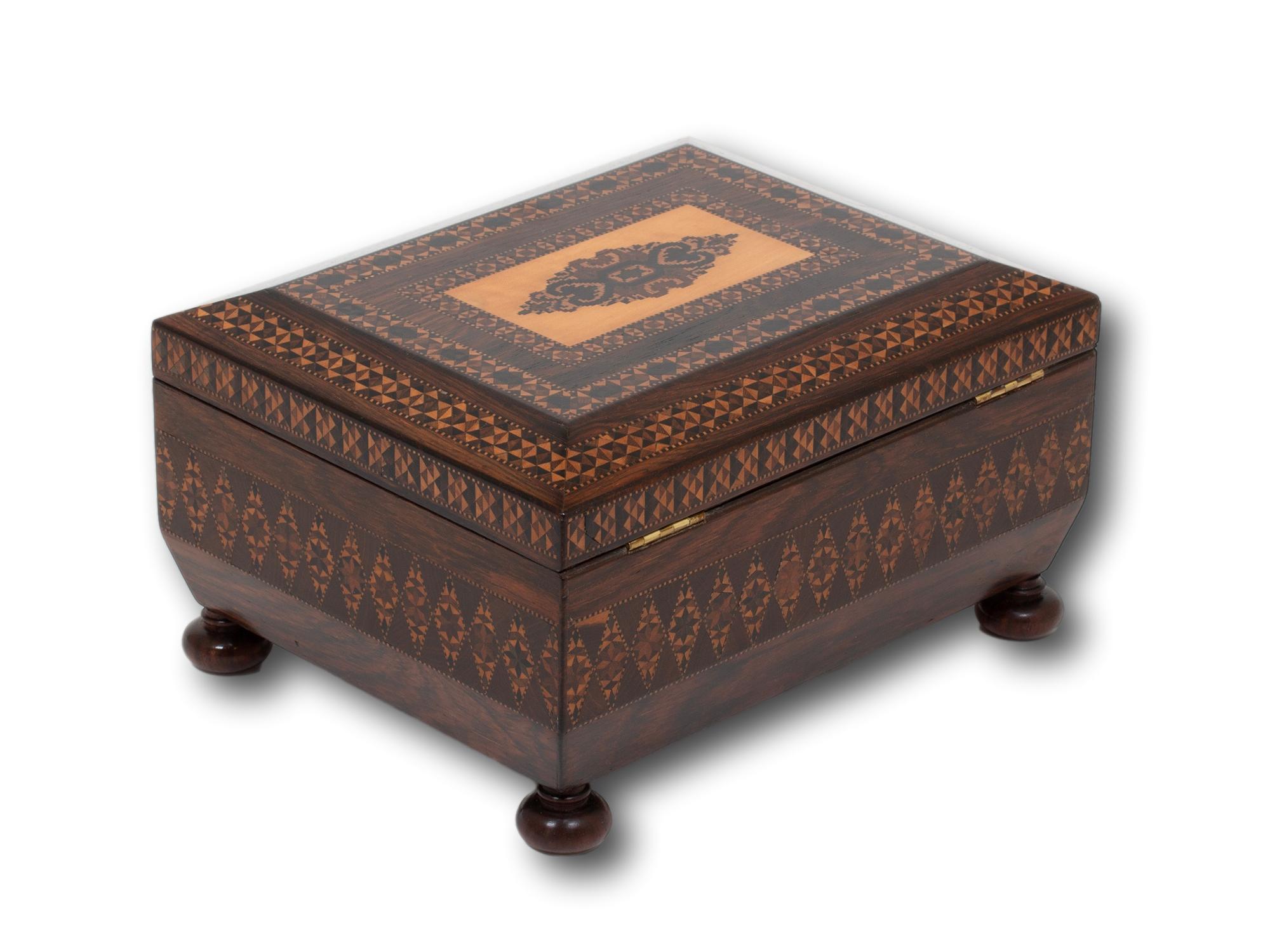 Anglais Ancienne boîte à couture anglaise Tunbridge Ware en vente