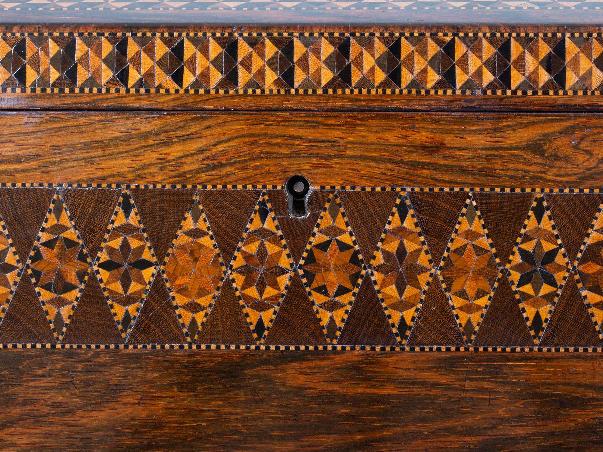 Ancienne boîte à couture anglaise Tunbridge Ware Bon état - En vente à Northampton, GB