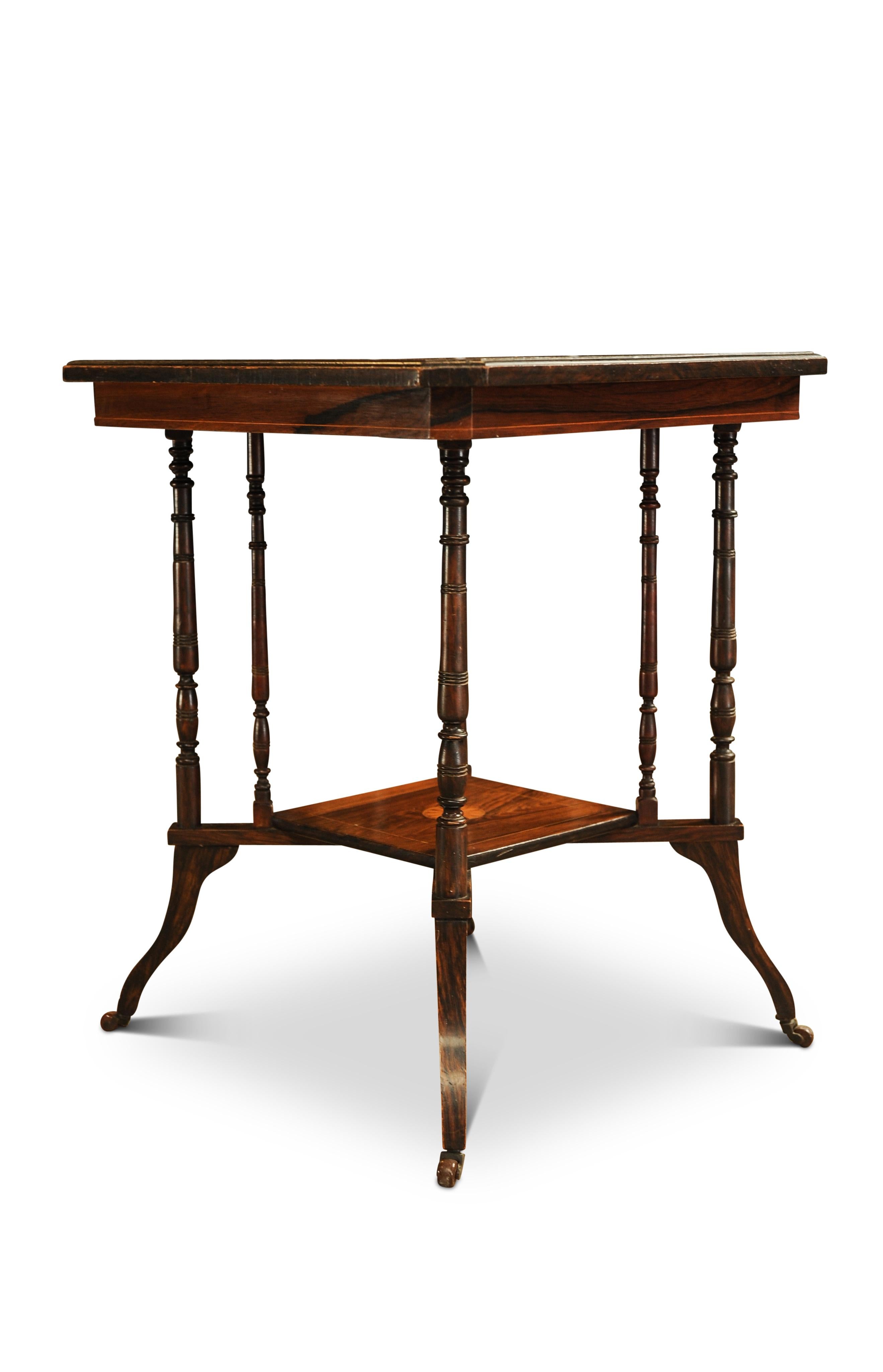 Eleganza dell'antico Tavolo Occasionale a due piani in stile Sheraton con supporti torniti e rotelle in porcellana. Con un motivo centrale a tondo specchiato su entrambi i livelli 1800. 

