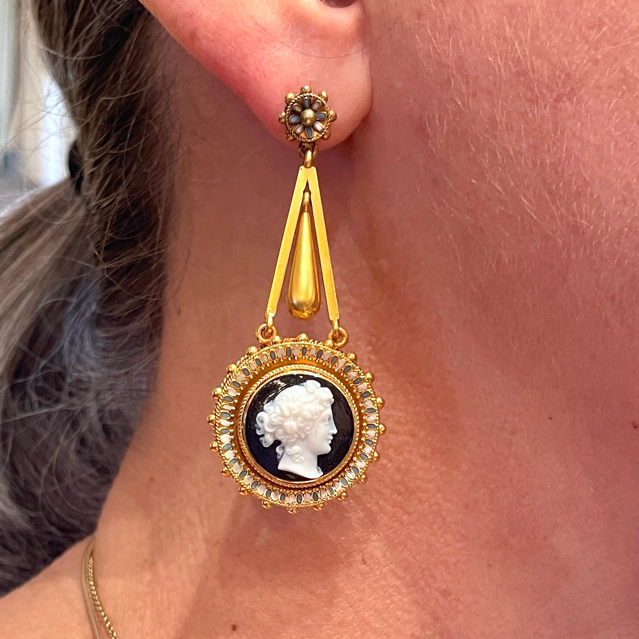 Women's or Men's Antique English Victorian 15 Carat Gold Enamel Cameo Suite in Original Box For Sale