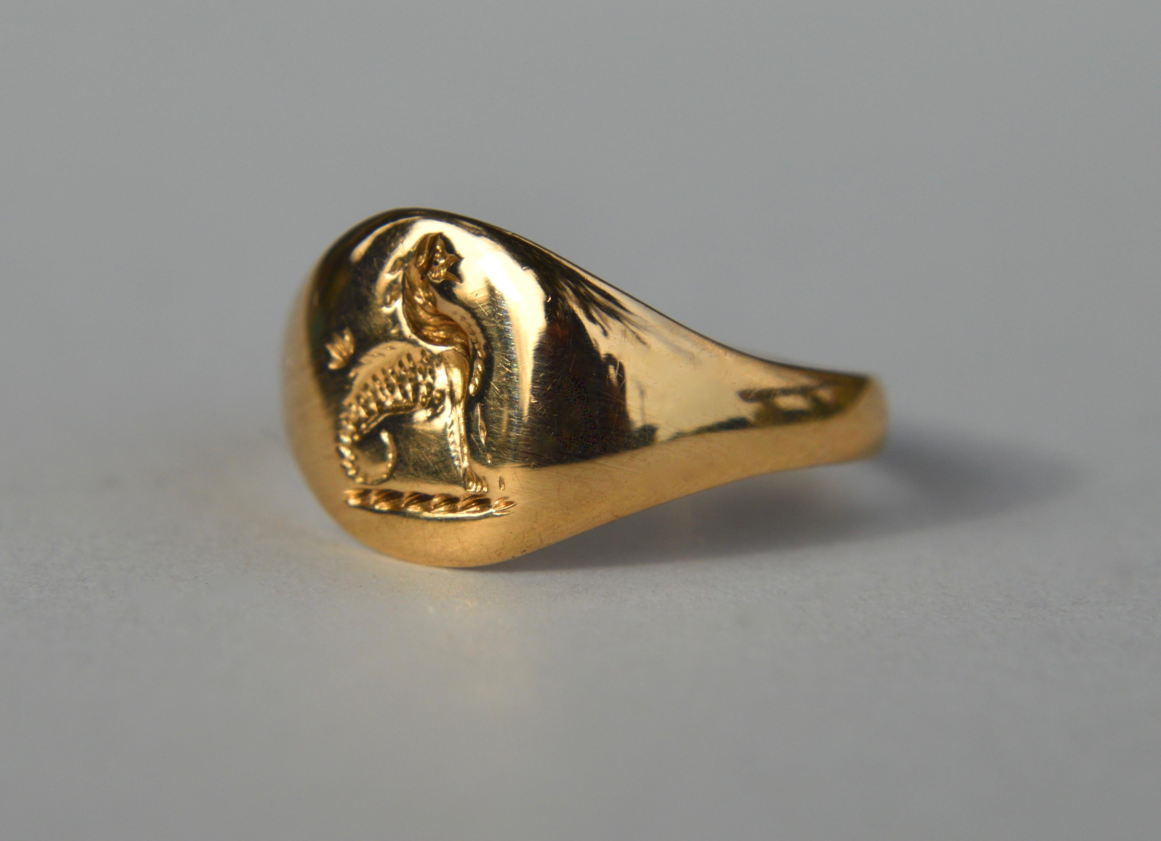 Gorgeous antique Victorian era late 1800s 18K yellow gold signet ring with a griffin, or gryphon emblem. English Birmingham hallmarks, 18K gold mark. Size 5, can be resized by a jeweler. In very good condition. Signet face measures