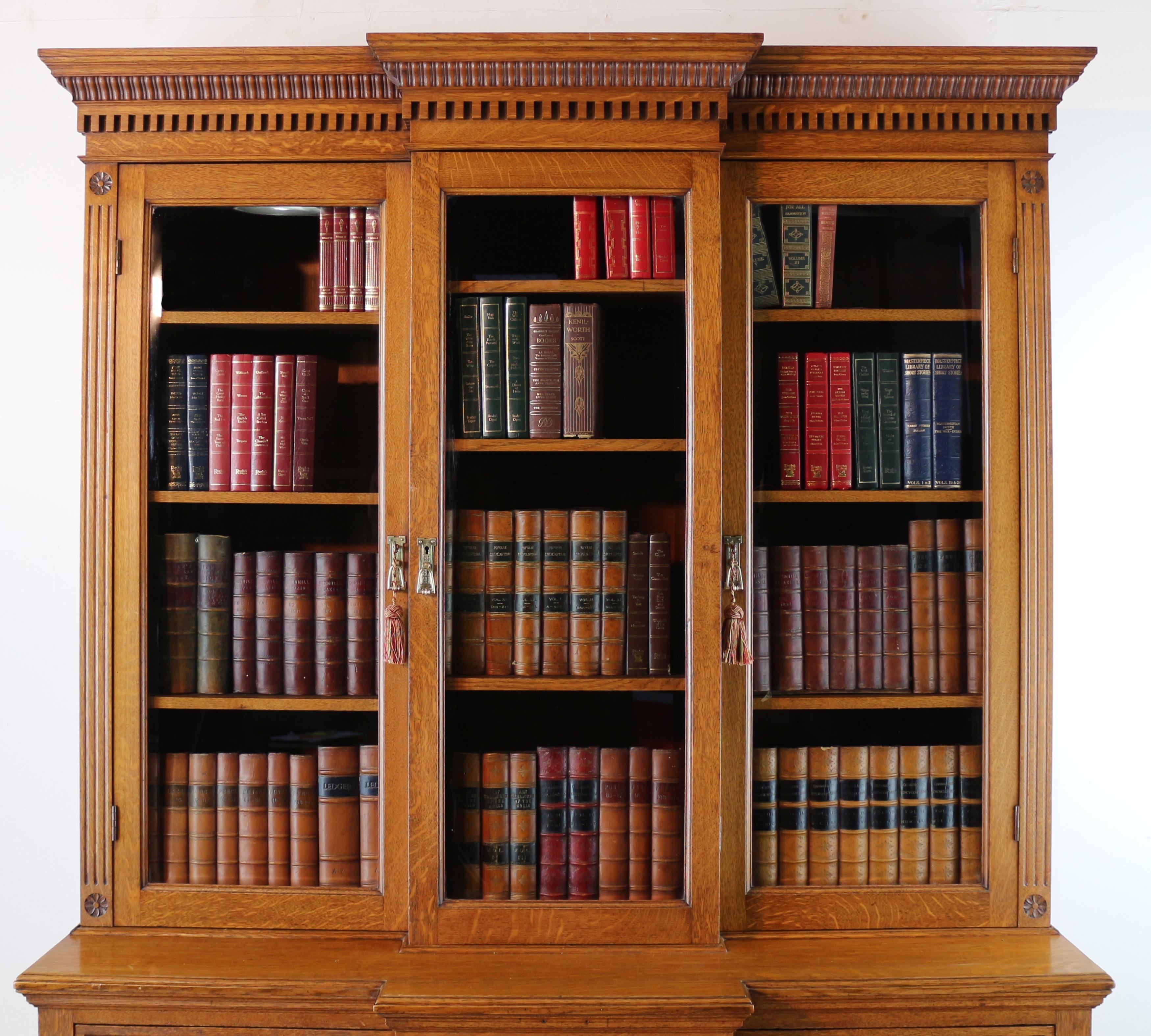 Antique English Victorian Art Nouveau Oak Breakfront Bookcase Display Cabinet In Good Condition For Sale In Glasgow, GB