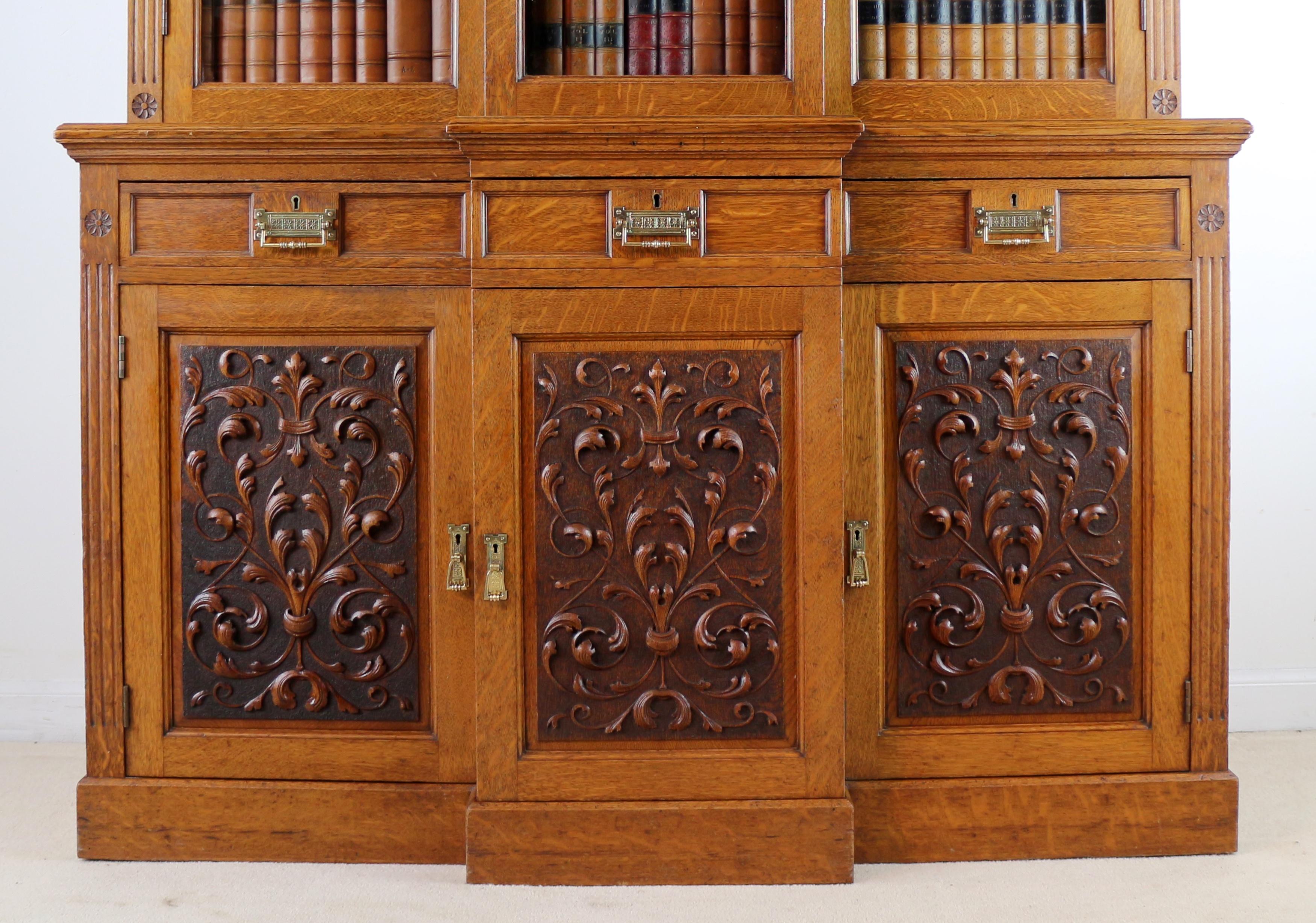 Vetro Antico mobile da esposizione in legno di Oak Oak, in stile Art Nouveau, di epoca vittoriana. in vendita