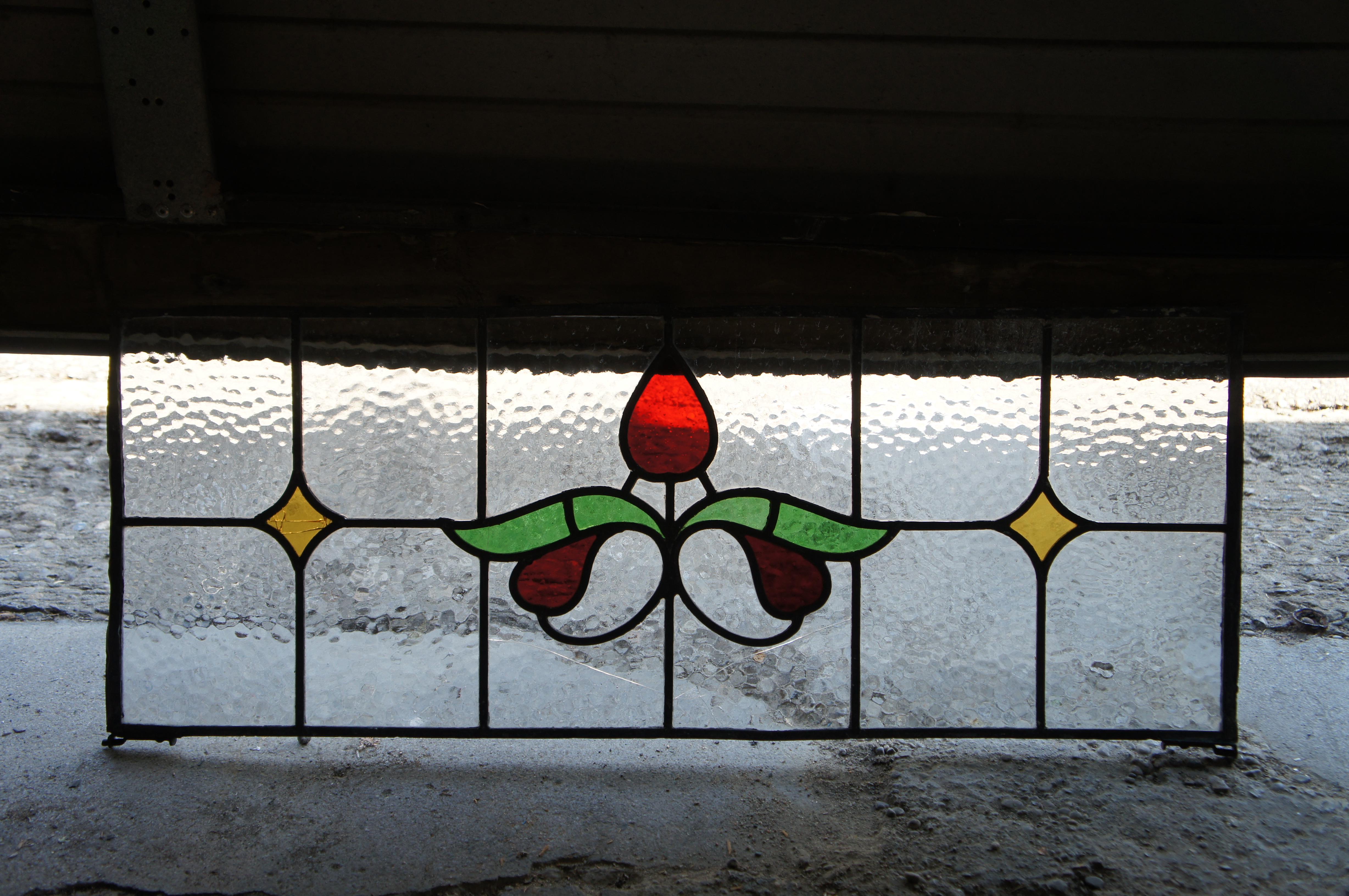 Antique vitrail de fenêtre de style victorien anglais Art Nouveau avec motifs floraux en vente 6